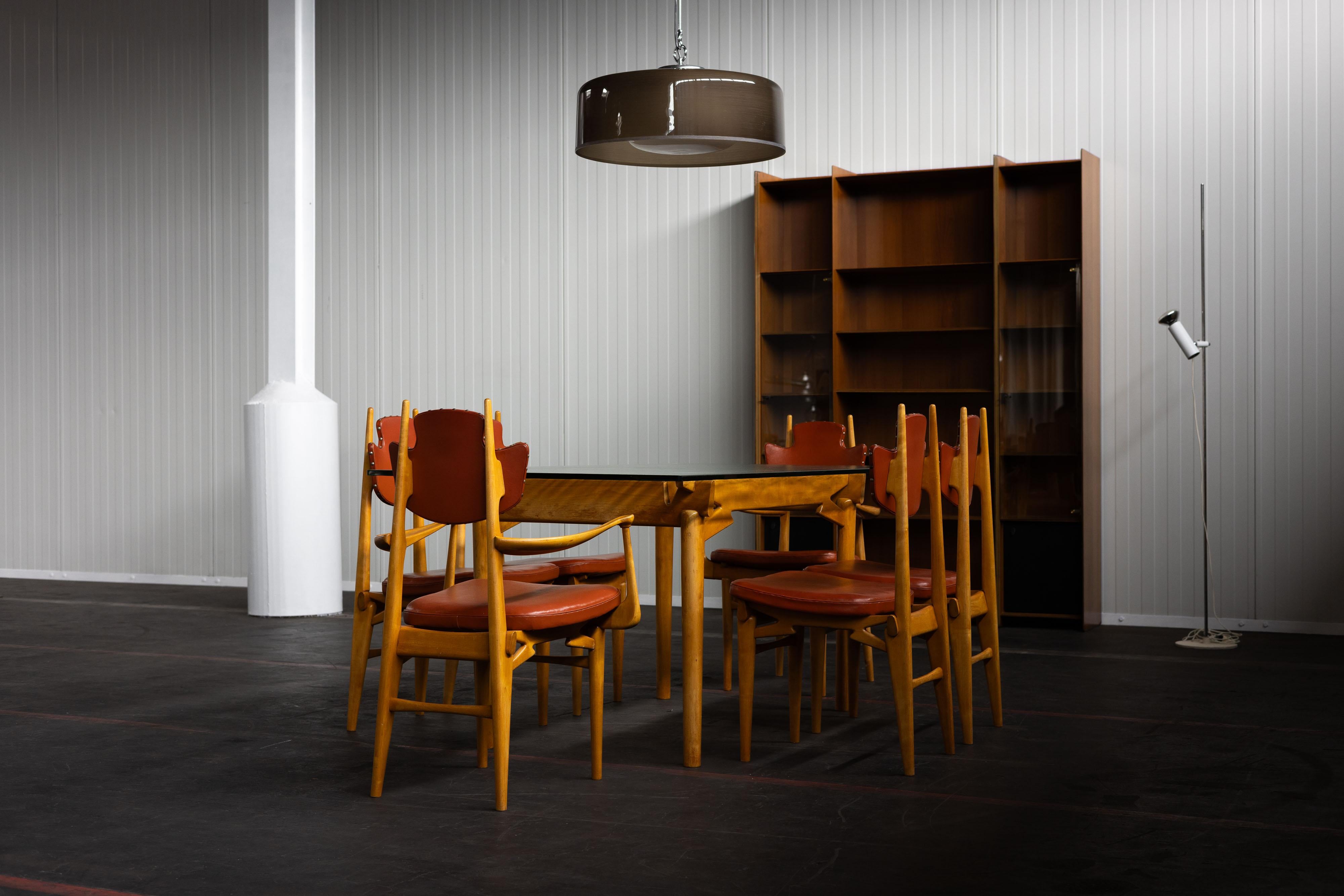 Ensemble de salle à manger unique en son genre, conçu et réalisé par Laurens Bisscheroux à partir d'un intérieur conçu pour sa tante en 1956. Il est clair que Bisscheroux, architecte lui-même, était un véritable artisan, qui n'avait pas peur