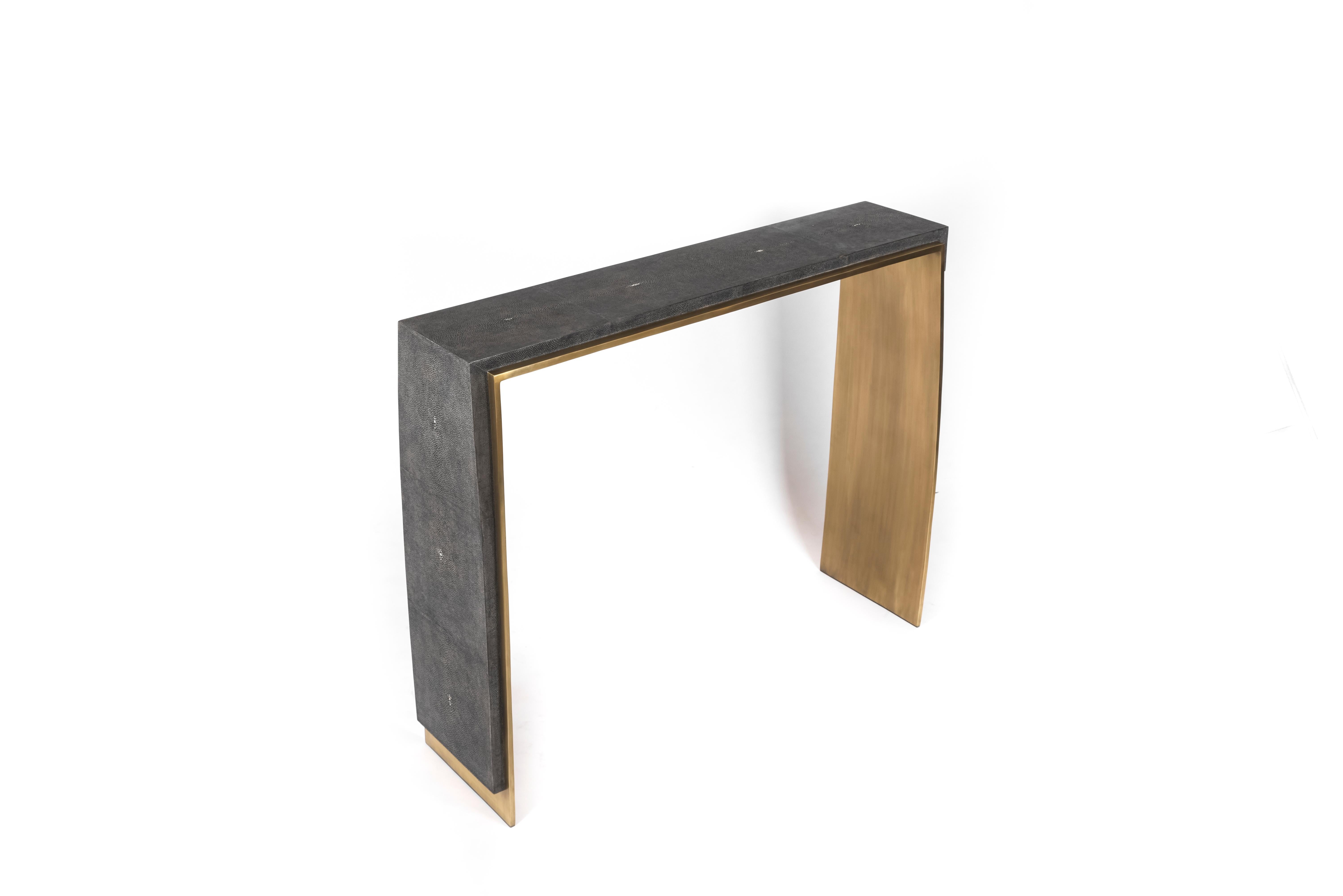The Laurens console is both graphic and Minimalist with it’s asymmetry overlay of coal black shagreen sitting on top of a bronze-patina brass structure. This piece can work in every space: a living room or in an entrance hall to make a statement.