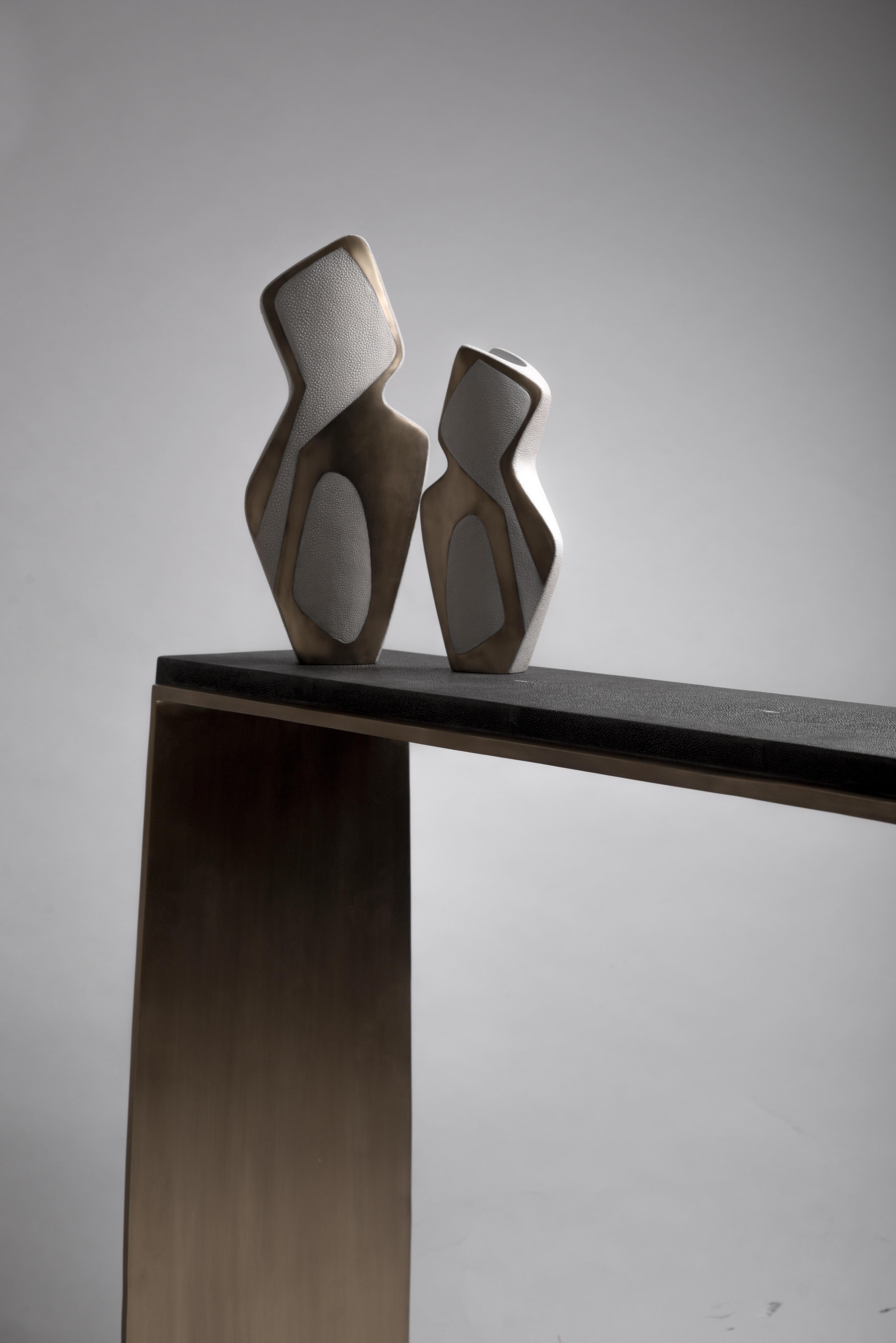 Laiton Table console Laurens en galuchat noir & Bronze-Patina Brass de R&Y Augousti en vente