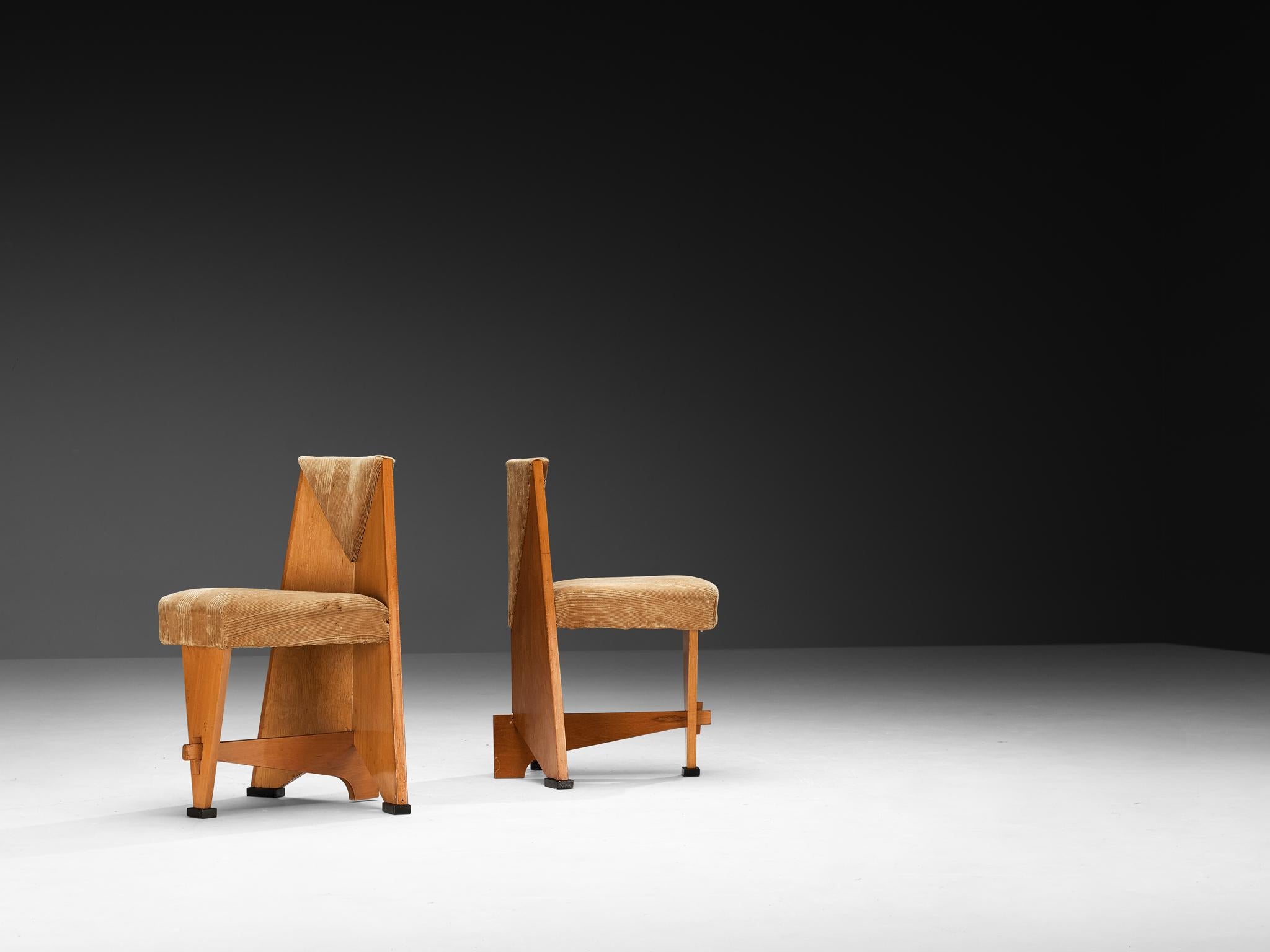 Laurens Groen per H.H. de Klerk & Zoonen, sedie, faggio, velluto a coste, Paesi Bassi, 1924

Questa sedia del designer olandese Laurens Groen ha una provenienza straordinaria e ben documentata. Nello stile della cosiddetta Scuola di Amsterdam, nel