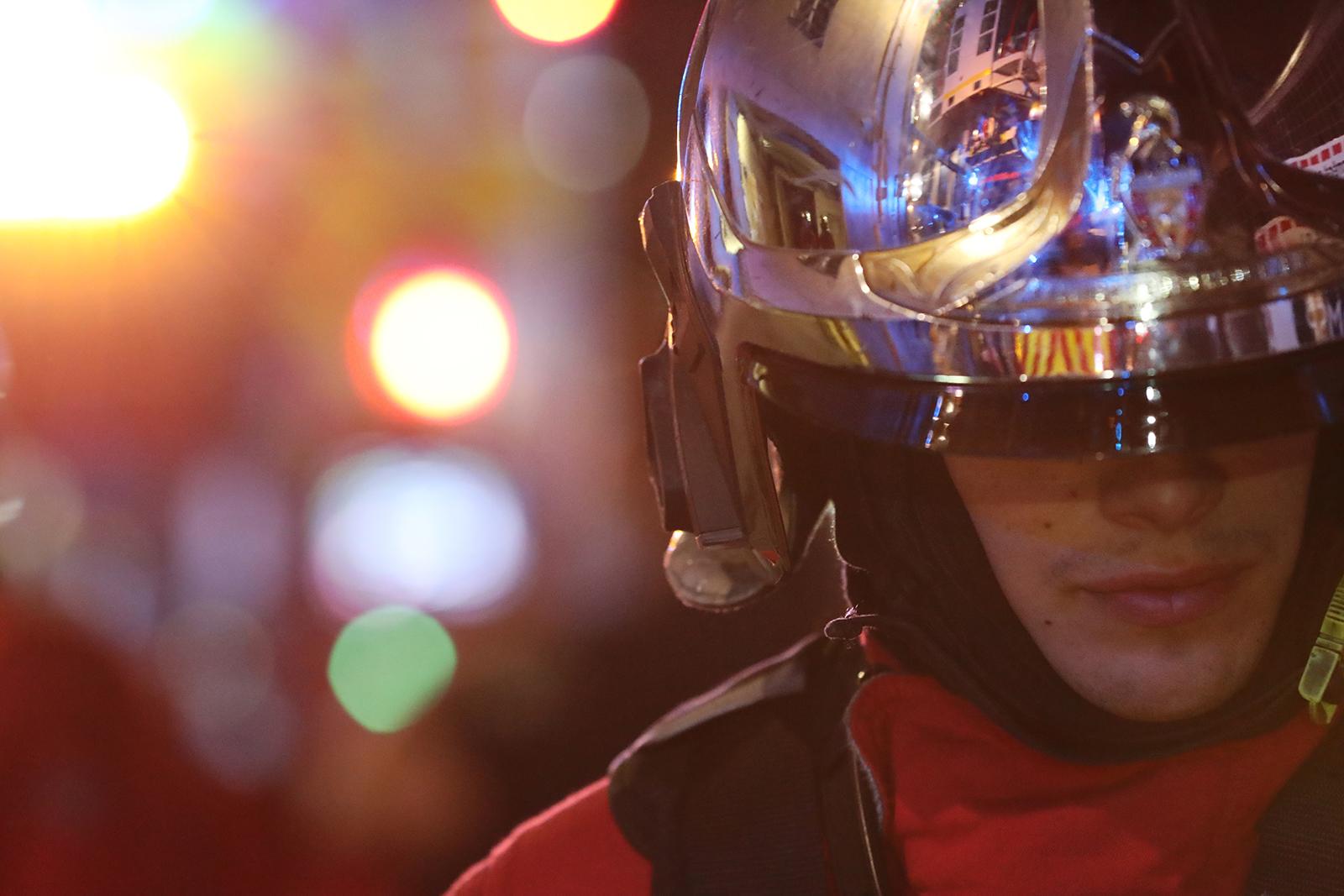 Gegenständliches Foto, Signierter Druck in limitierter Auflage, Zeitgenössisches Porträt - Feuerwehrmann im Angebot 1