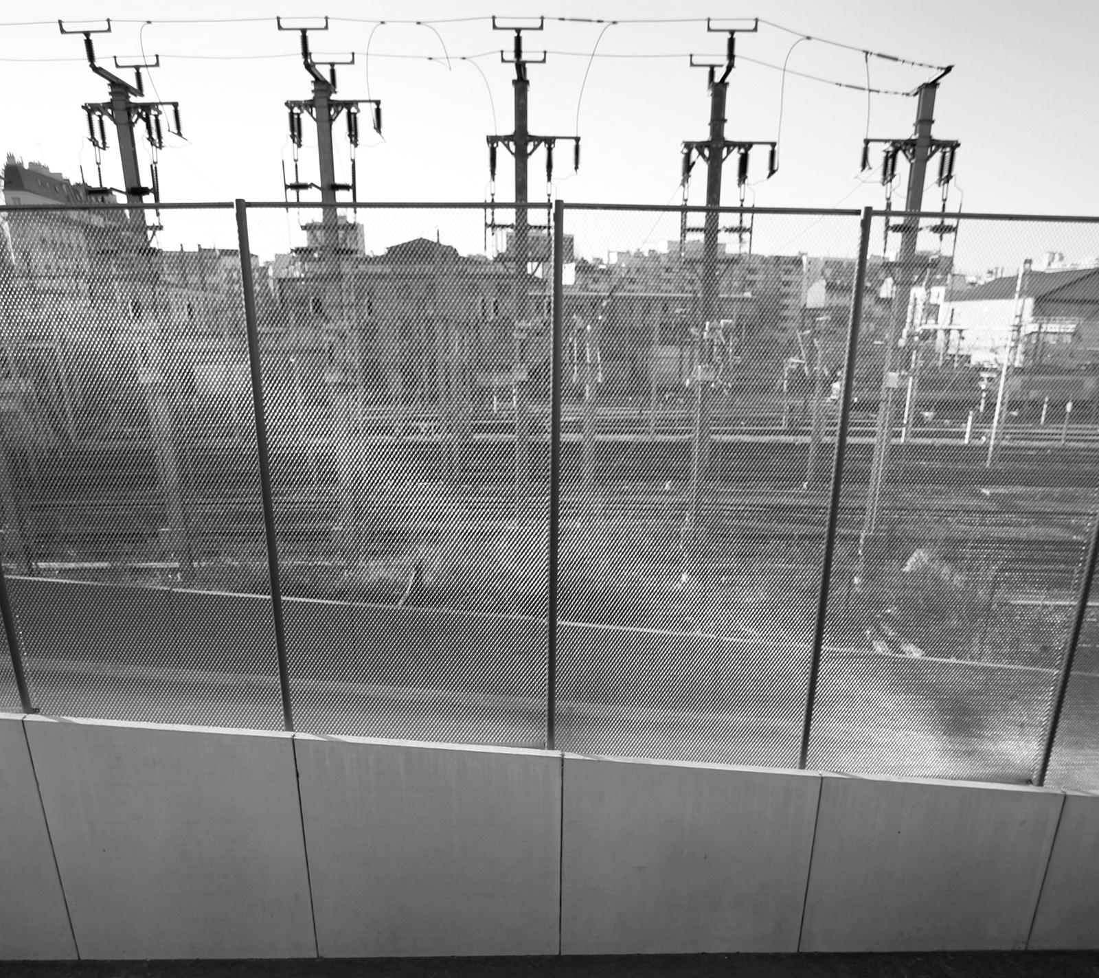 Playground - Édition limitée signée, paysage urbain, noir et blanc contemporain  - Contemporain Photograph par Laurent Campus