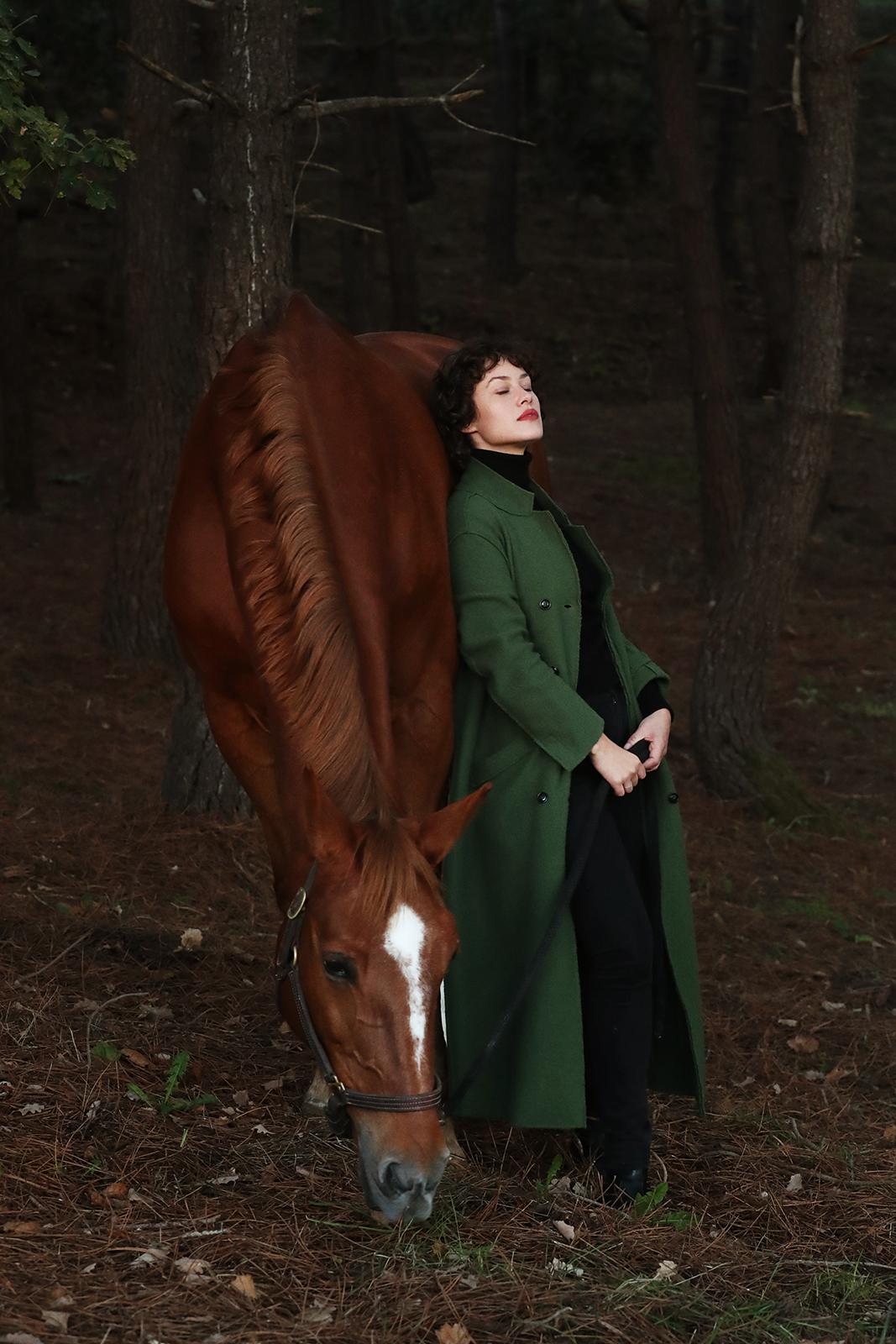 Utopia - Impression d'art animalière limitée signée, couleur, cheval avec une actrice