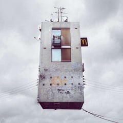 Mc Do - Digitales Pastell  Graugraue zeitgenössische Farbfotografie eines Pariser Hauses