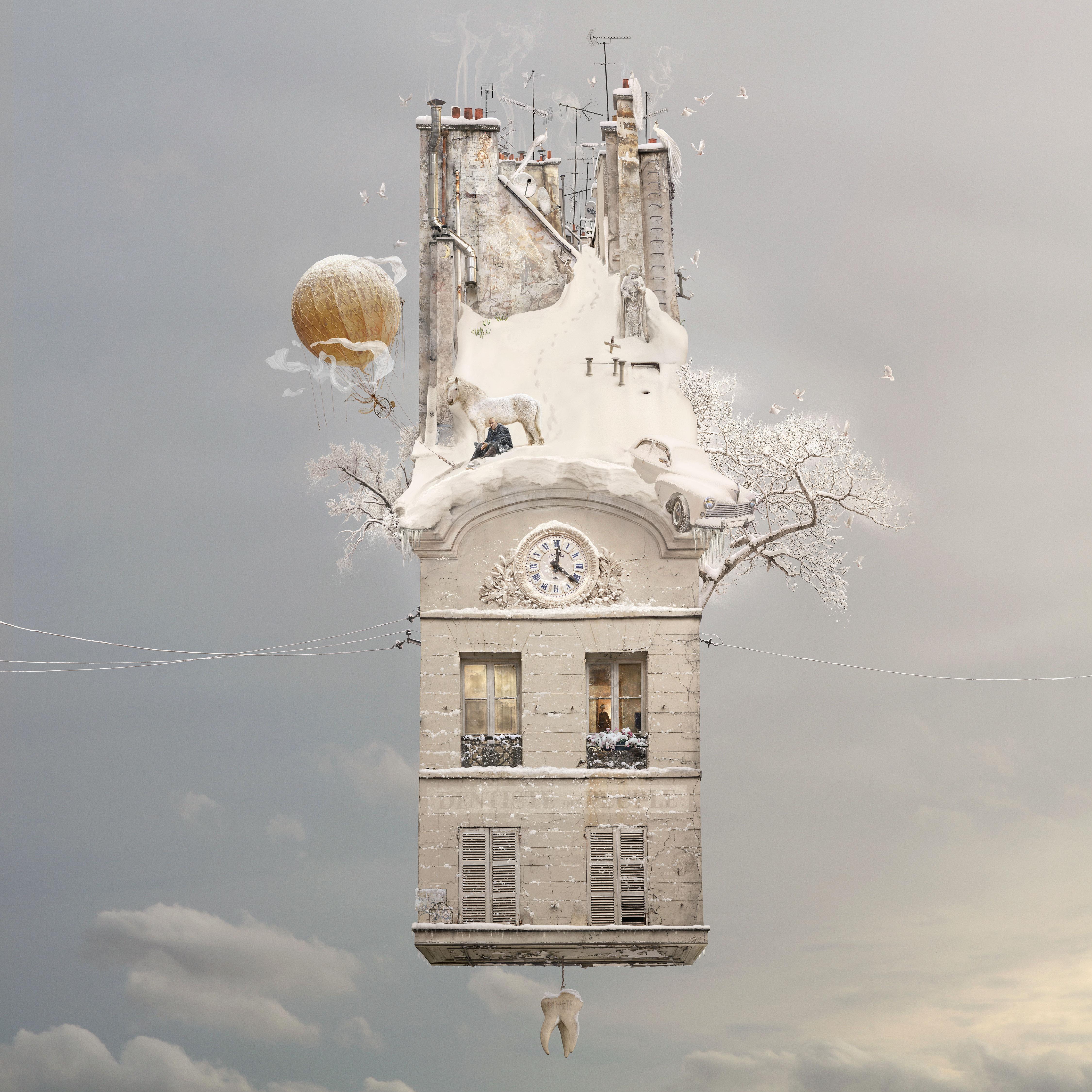 Color Photograph Laurent Chéhère - Solstice - Photo numérique contemporaine fantaisiste en couleur blanche d'une maison volante