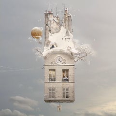 Solsticio - Foto digital en color blanca y caprichosa contemporánea de una casa voladora