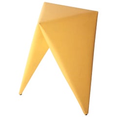 Tabouret « Tripy » contemporain en acier et similicuir jaune à motifs géométriques, Laurent Dif, Espagne