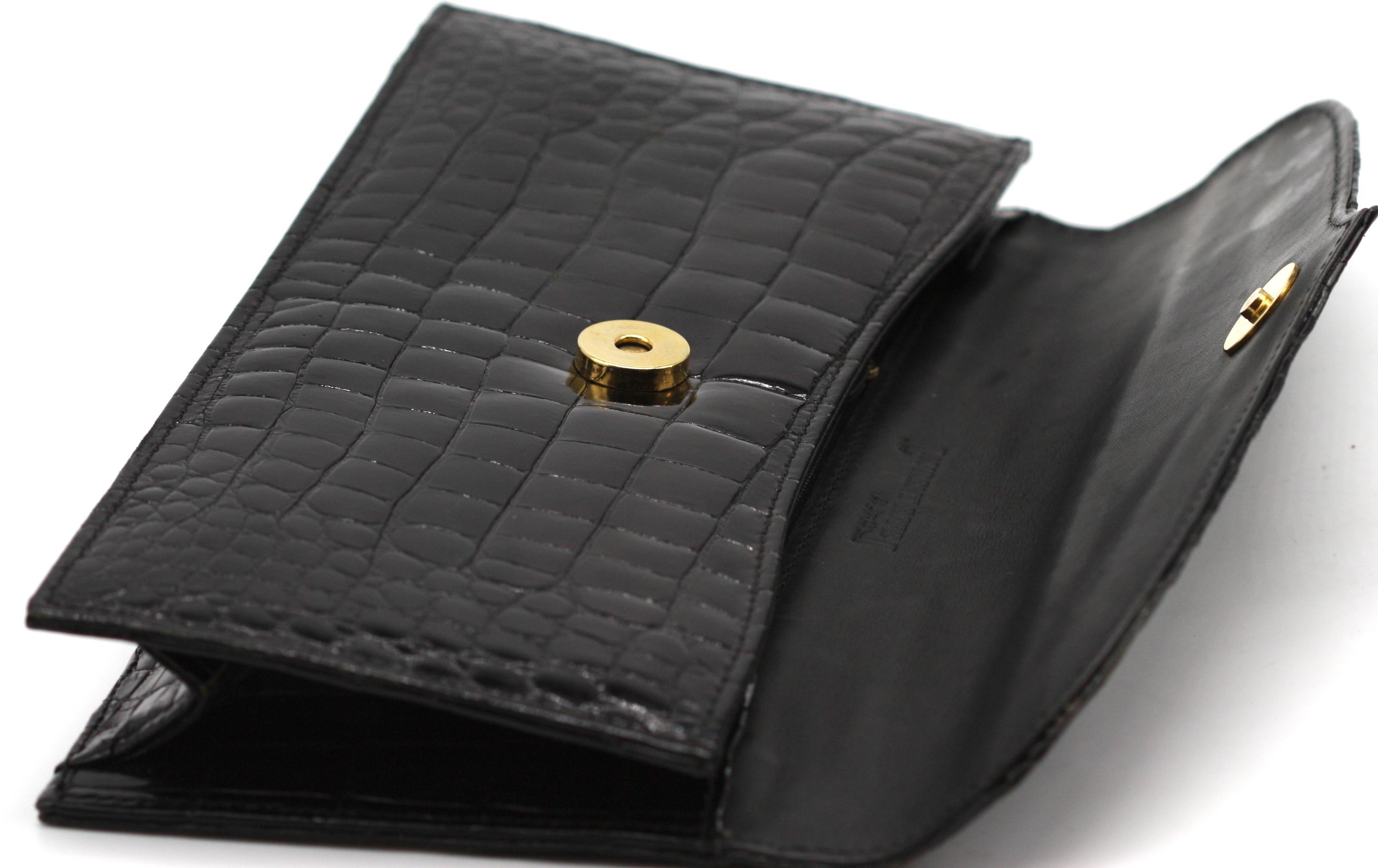 Pochette Laurent Effel in alligatore nero

Un'elegante pochette rettangolare realizzata in alligatore nero lucido, con l'esterno definito da una patta sagomata con chiusura a scatto. L'interno è foderato in morbida pelle nera e dotato di una tasca