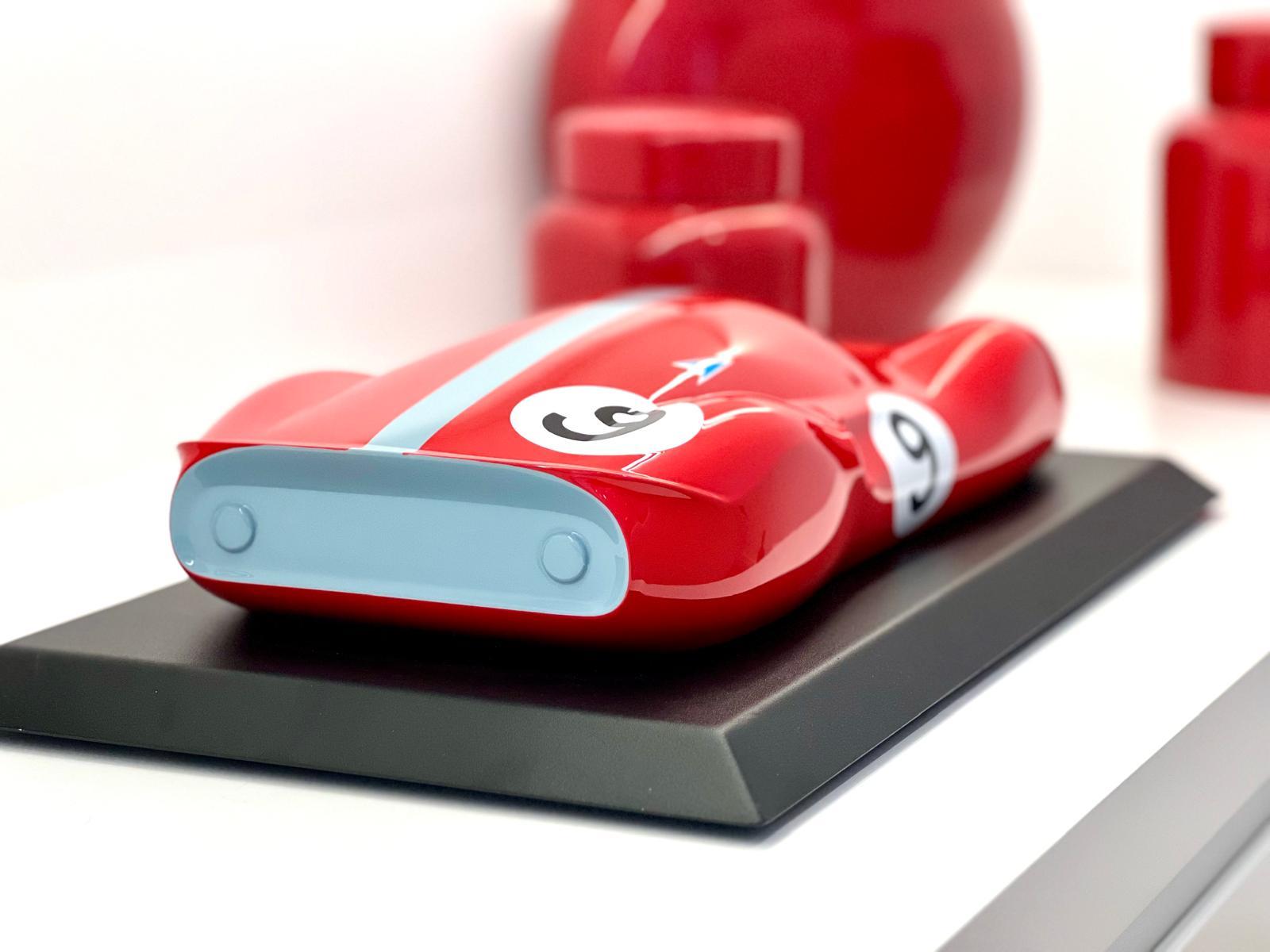LAURENT MAILLART - Ferrari 330 P4, Rosso n9 - Figurative Sculpture Beige di Laurent maillart 