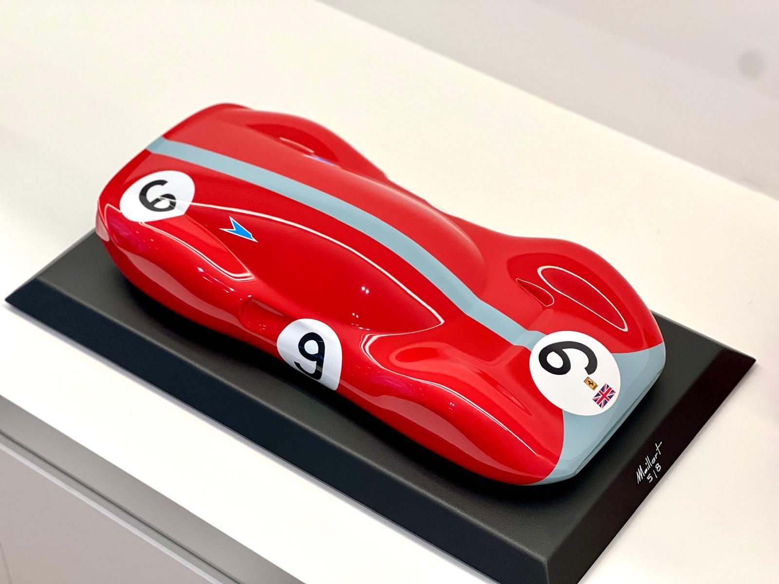 Laurent Cars combina un solido background in ingegneria meccanica con una profonda passione per le auto e l'arte.

Fin da piccolo, Laurent ha passato la maggior parte del suo tempo a disegnare cartoni animati e a progettare programmi di spettacoli e