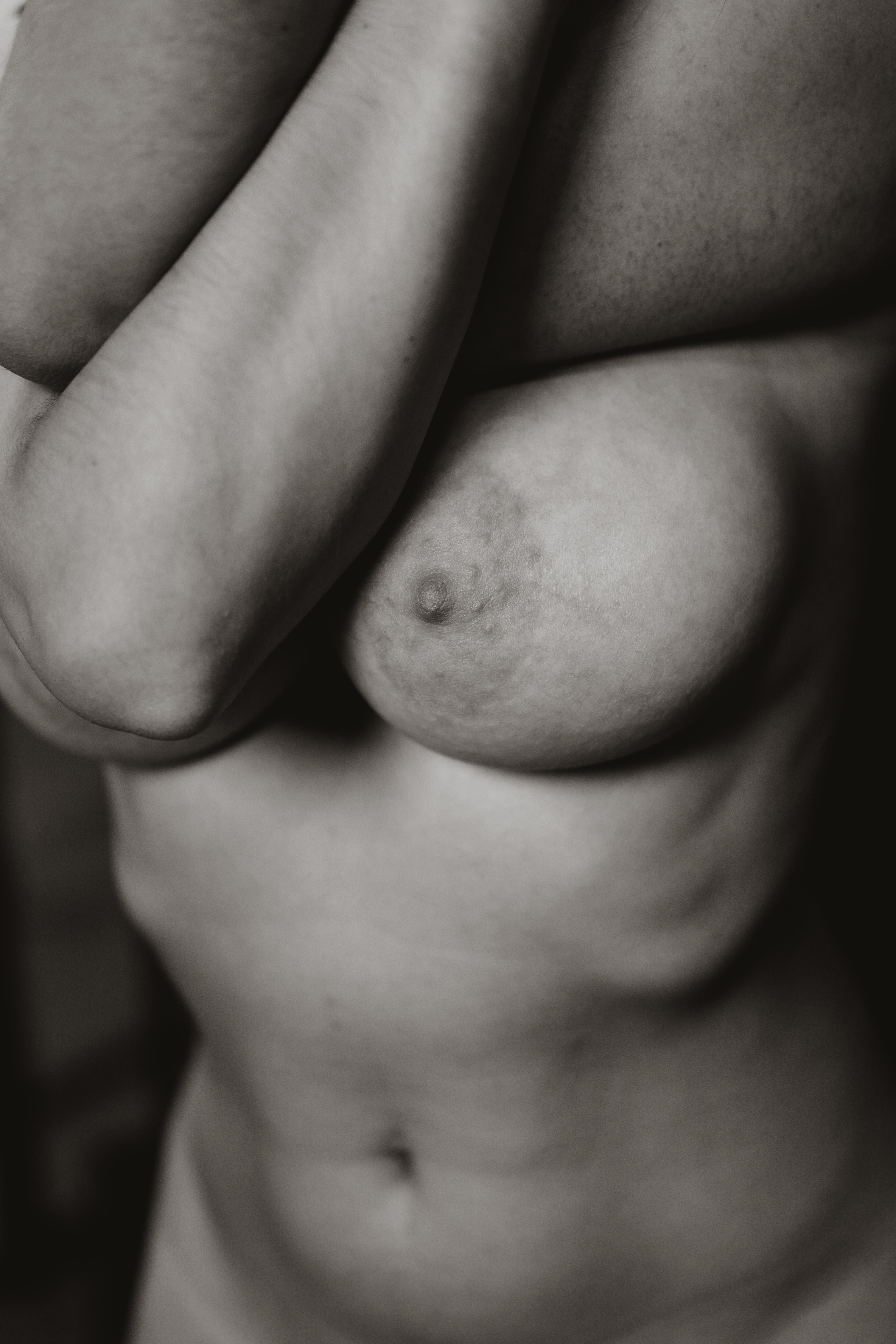  „Curves“-Kunstfotografie Limitierte Auflage von 3 Drucken (Schwarz), Nude Photograph, von Laurentina Miksys
