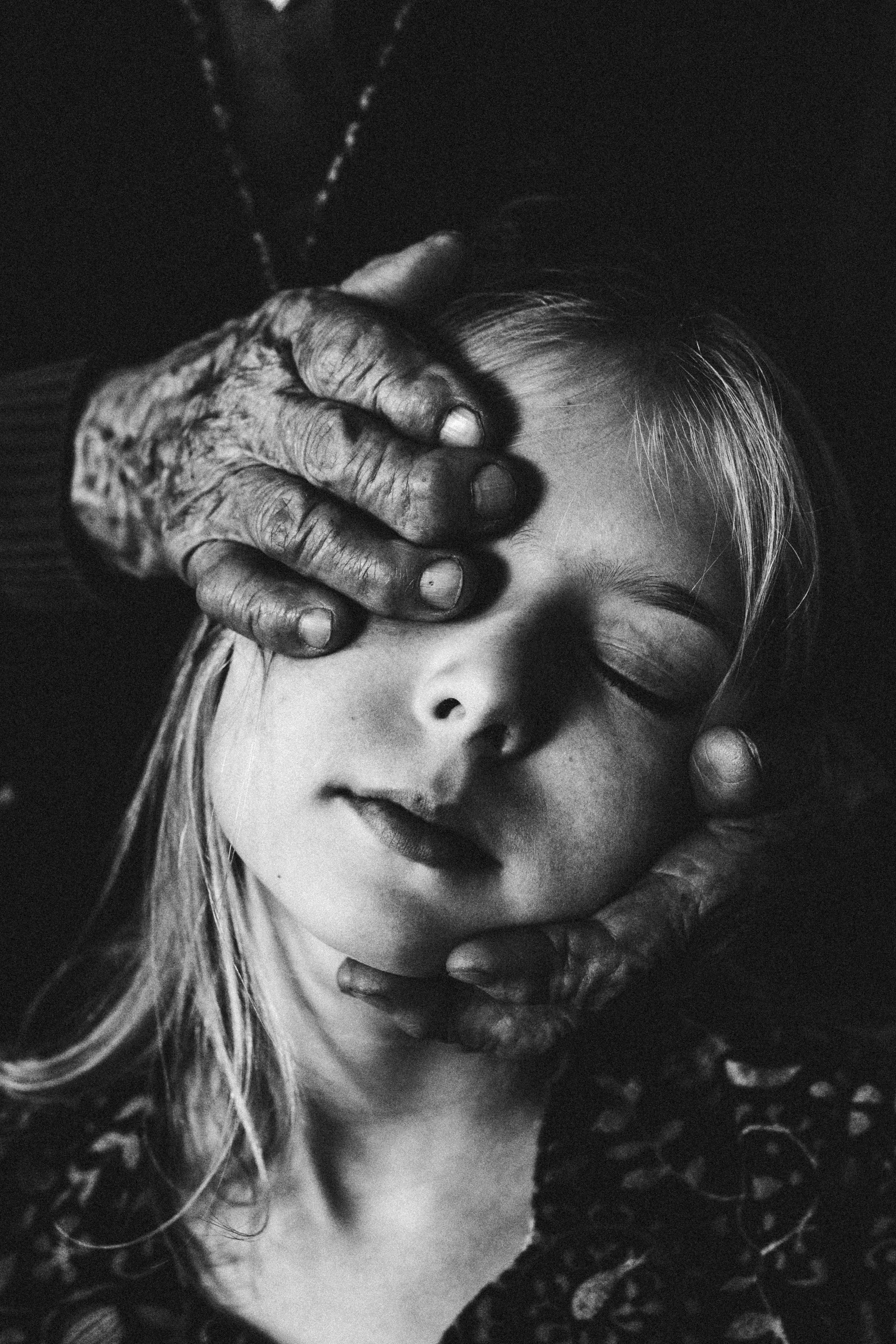 Auflage von 1/6


 Die atemberaubenden Kunstporträts der Kunstfotografin Laurentina Miksys werden als opulent, zeitlos und emotional ausdrucksstark beschrieben. Wenn Bilder eine Seele haben, erlauben sie unserer Sensibilität, sich auf das Thema