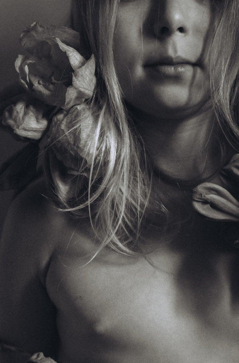 Mädchen mit Blumen, Kunstfotografie, limitierte Auflage, Druck von 1