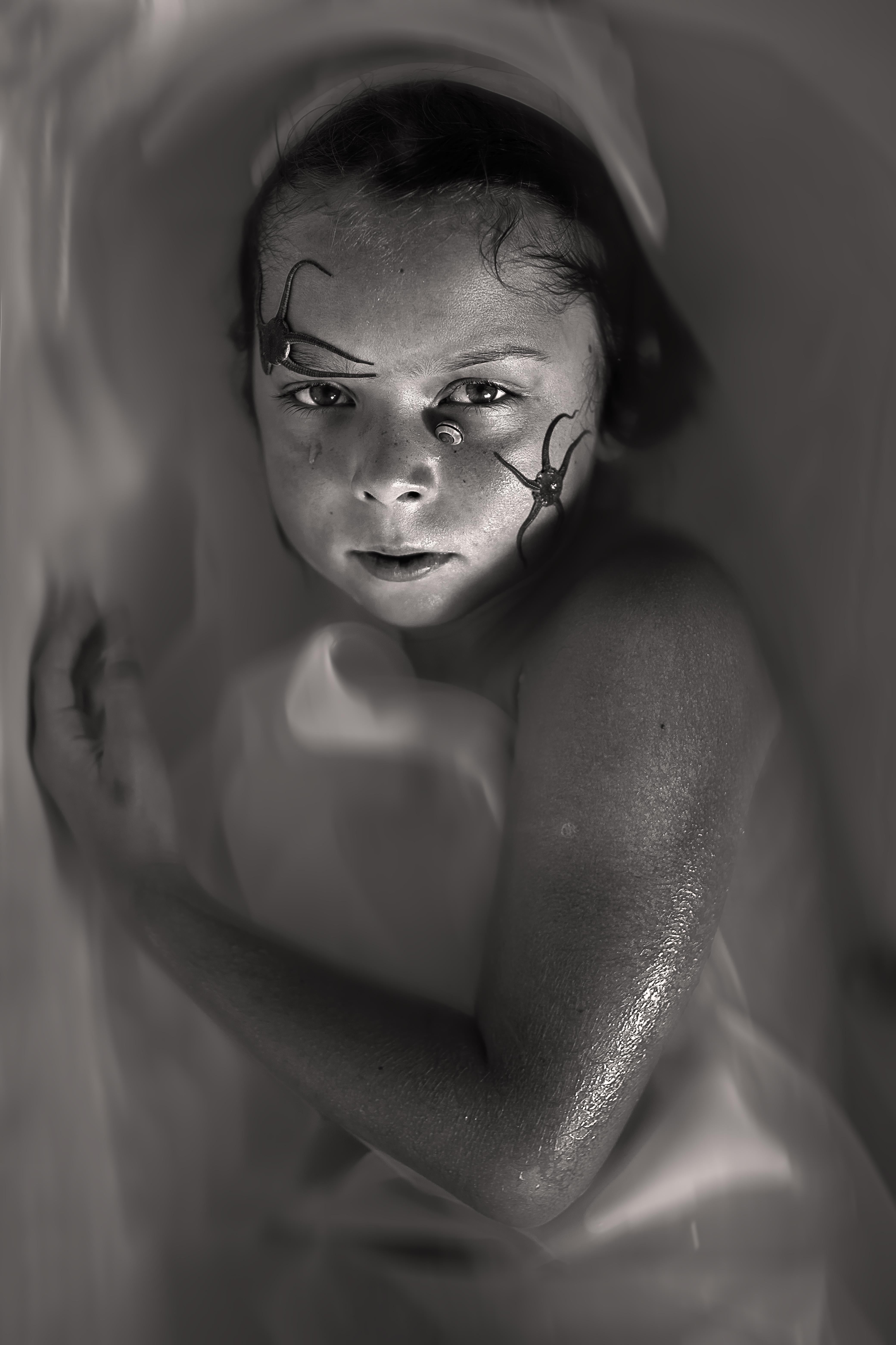 Girl and Starfish Fine Art Photography Limitierte Auflage von 1 Druck (Schwarz), Black and White Photograph, von Laurentina Miksys