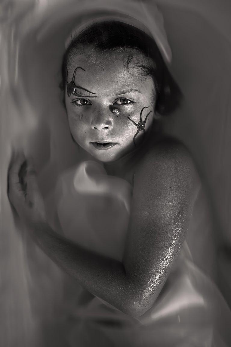 Laurentina Miksys Black and White Photograph – Girl and Starfish Fine Art Photography Limitierte Auflage von 1 Druck