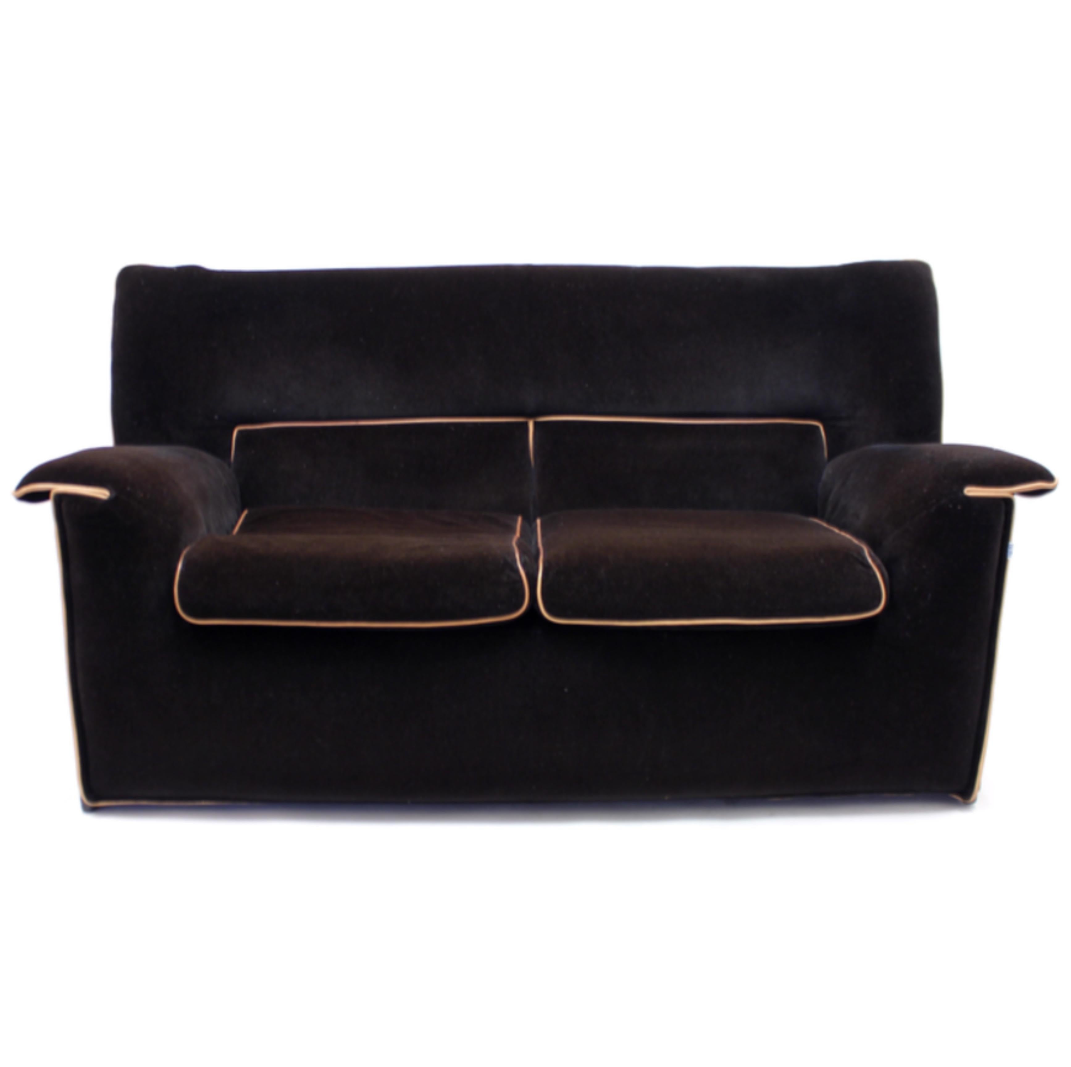 Lauriana 2-Sitzer-Sofa, entworfen von Afra & Tobia Scarpa 1978 für den italienischen Luxushersteller B&B Italia. Schokoladenbrauner abnehmbarer Samtbezug mit hellbrauner Paspelierung. Montiert auf einem Metallrahmen mit Kunststofffüßen. Zwei lose