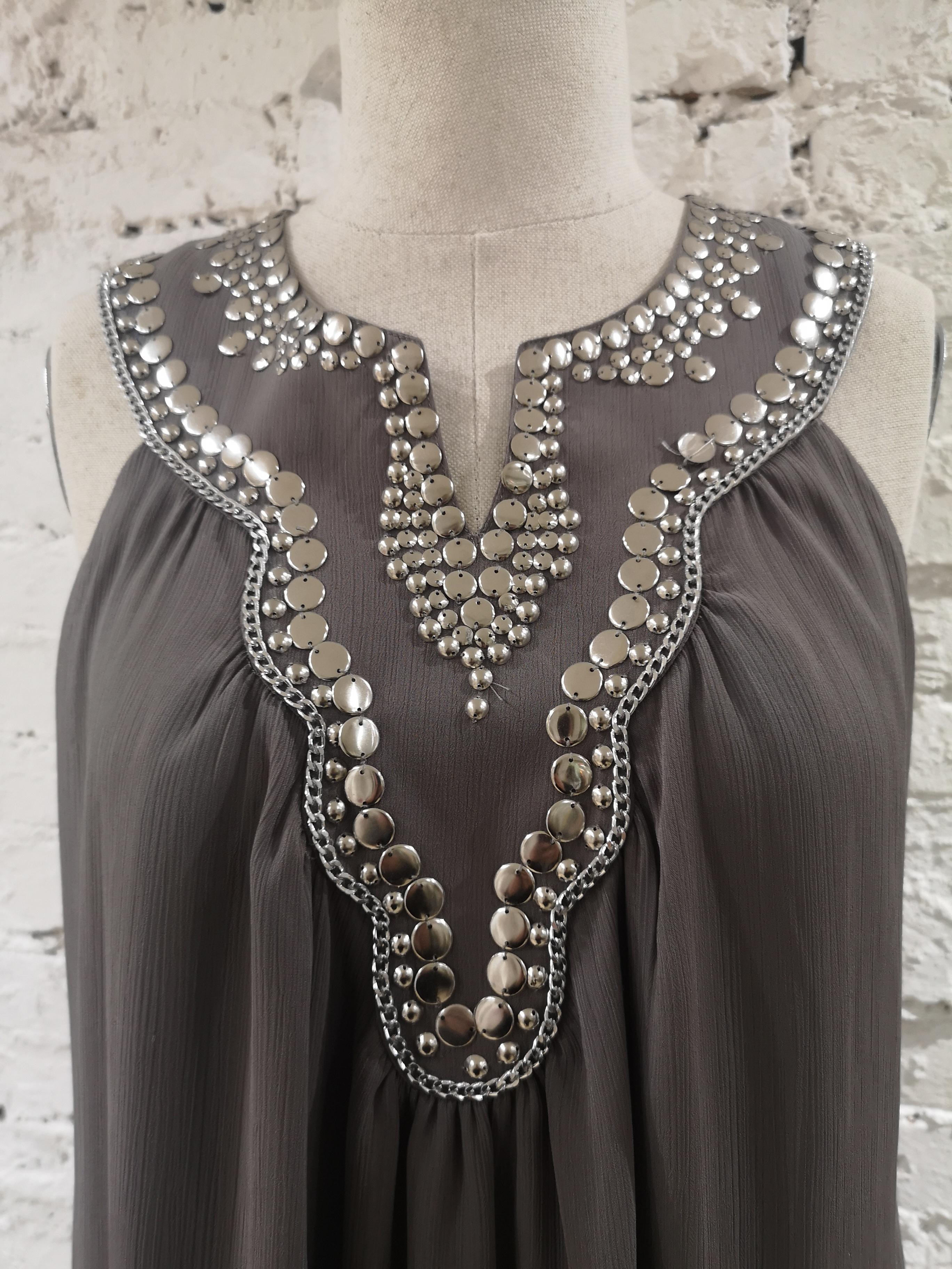 Laurie & Joe paris graues Seidenkleid mit silbernen Perlen (Schwarz)