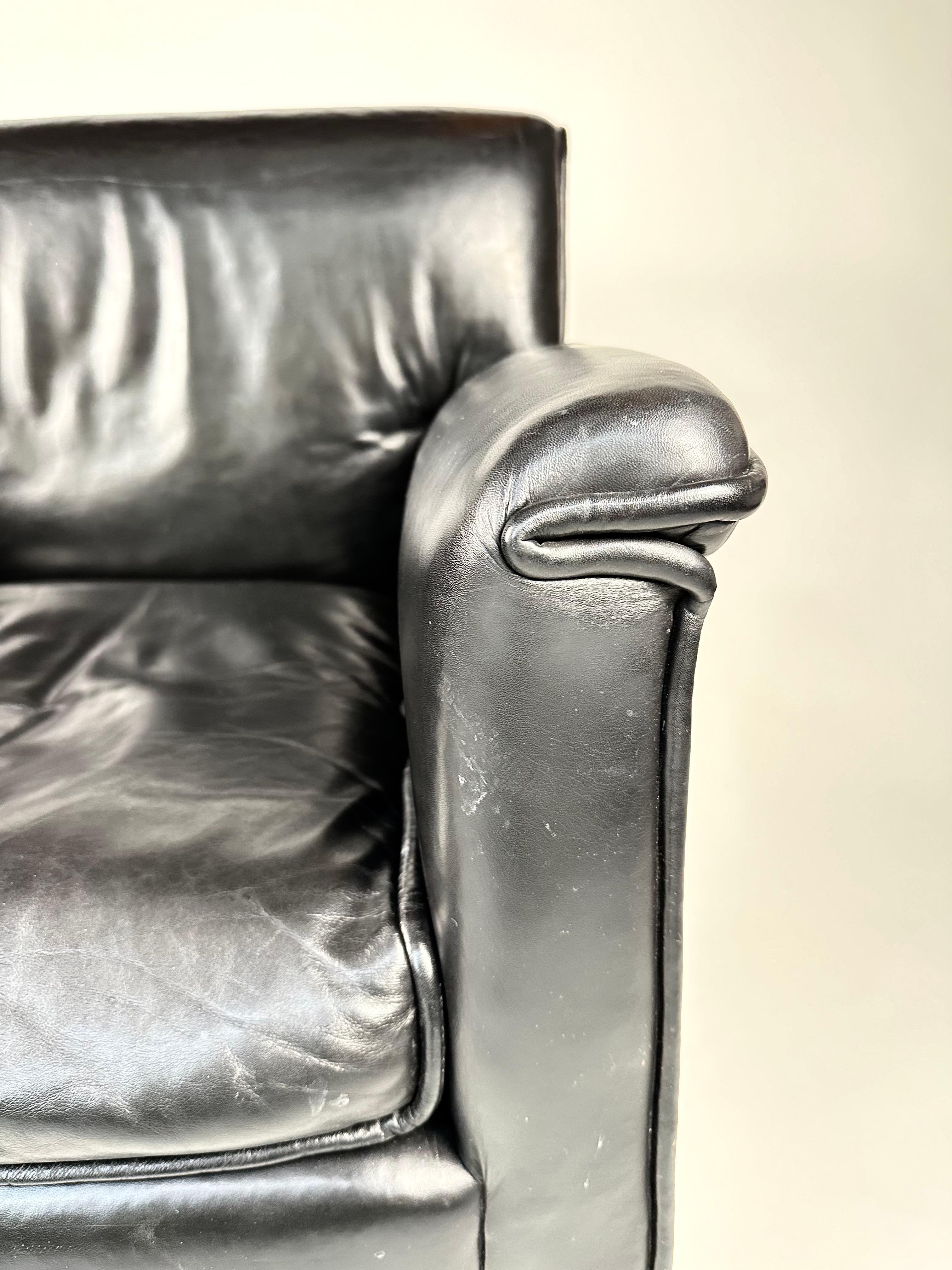 The “Laurina” armchair by B&B Italia, designed in the 1970s by Afra and Tobia Scarpa, is a standout piece of Italian design. It seamlessly combines minimalist aesthetics with exceptional comfort, a signature of B&B Italia’s craftsmanship. The