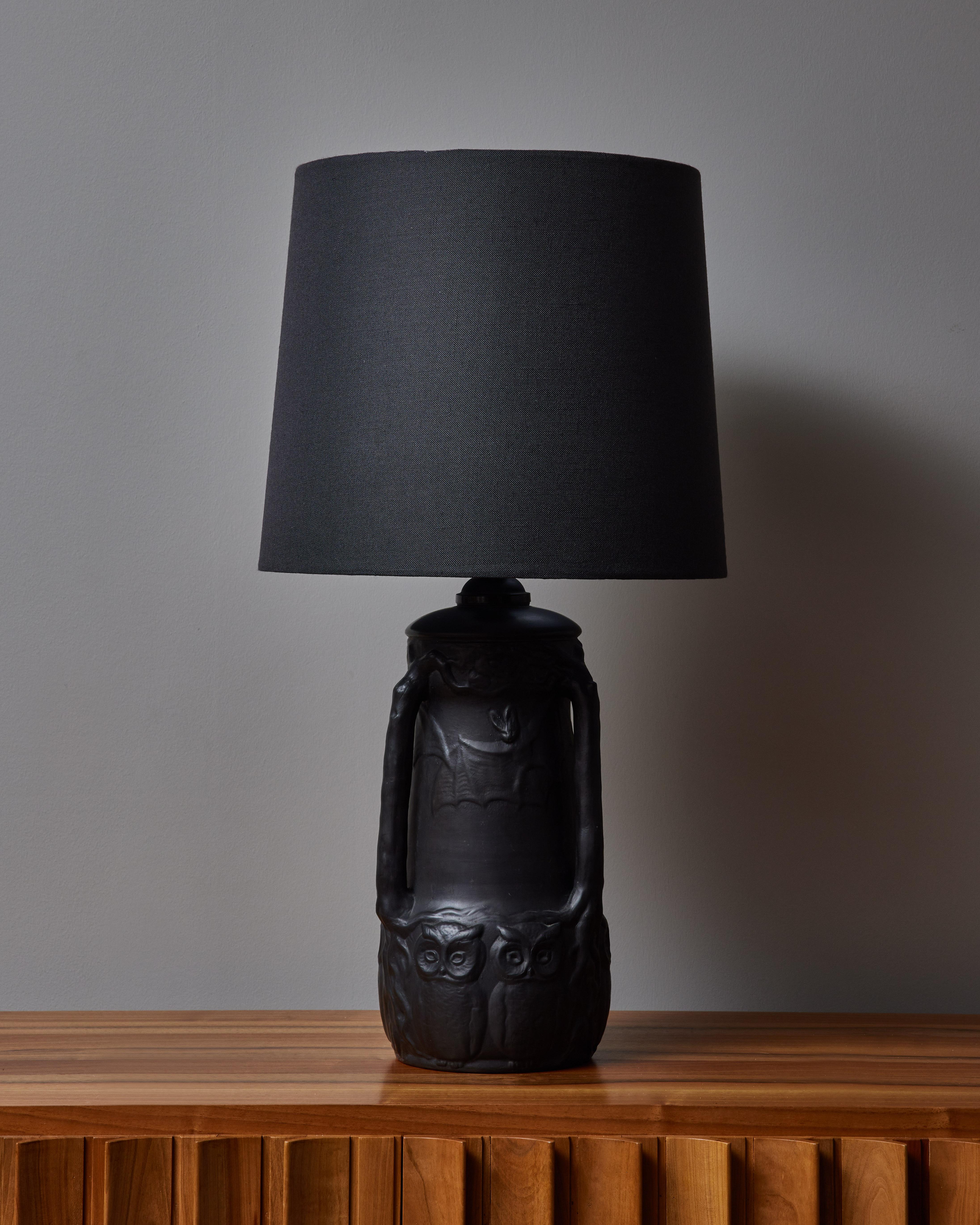 Lampe de table insolite réalisée par le céramiste danois Lauritz Adolph Hjorth. Cette lampe de table en céramique émaillée noire représente plusieurs animaux nocturnes. Signé en bas.

Lauritz Adolph Hjorth (1831-1912) est un céramiste danois dont