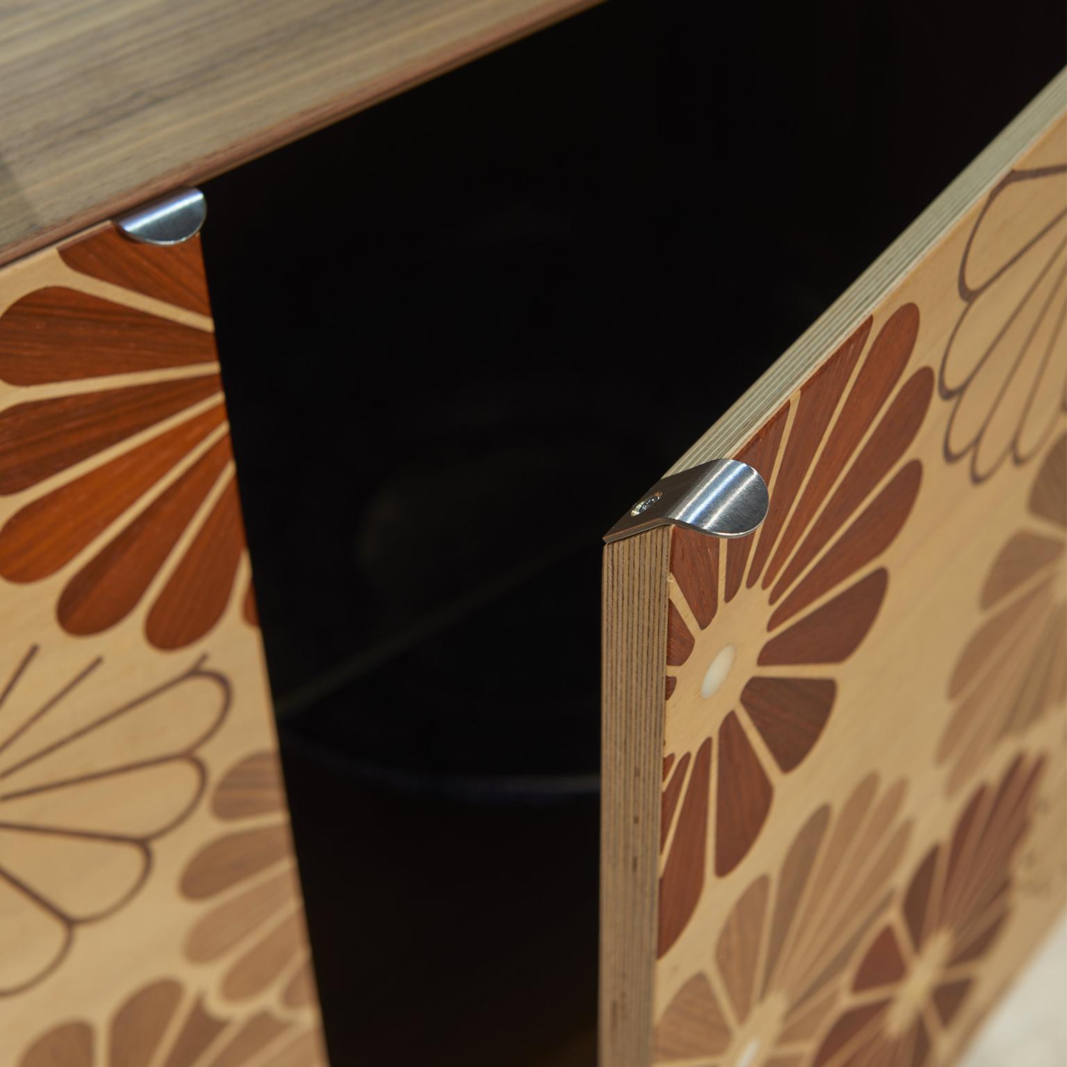 Fabriqué en Italie avec passion et compétence, le buffet en bois massif Lauta condense l'esthétique avec un design raffiné. Les portes des solutions sont réalisées avec une incrustation de motifs floraux en noyer canaletto massif.

Pour les