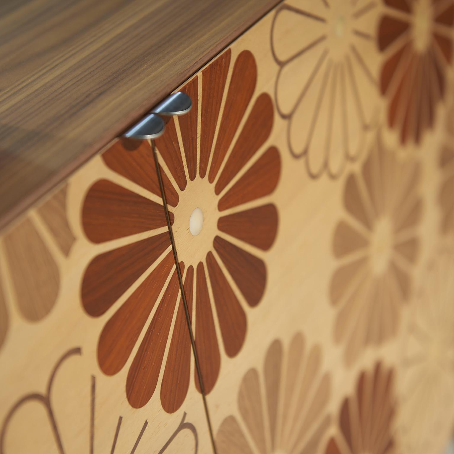 Moderne Buffet Lauta en bois massif à motifs floraux, finition naturelle en noyer, contemporain en vente