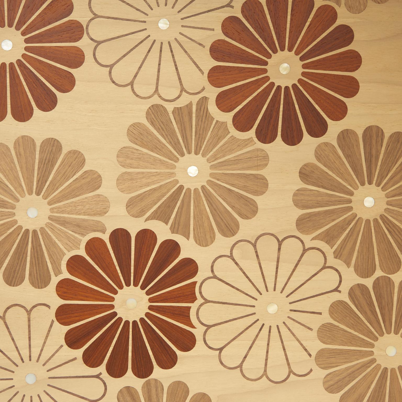 italien Buffet Lauta en bois massif à motifs floraux, finition naturelle en noyer, contemporain en vente