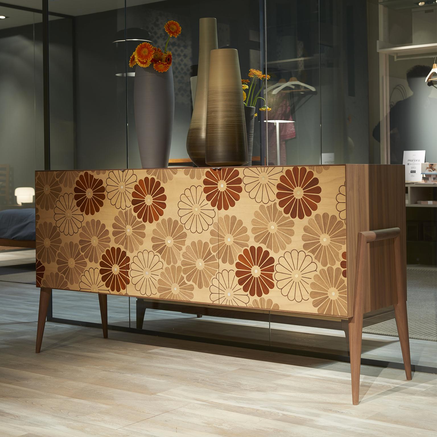 Huilé Buffet Lauta en bois massif à motifs floraux, finition naturelle en noyer, contemporain en vente