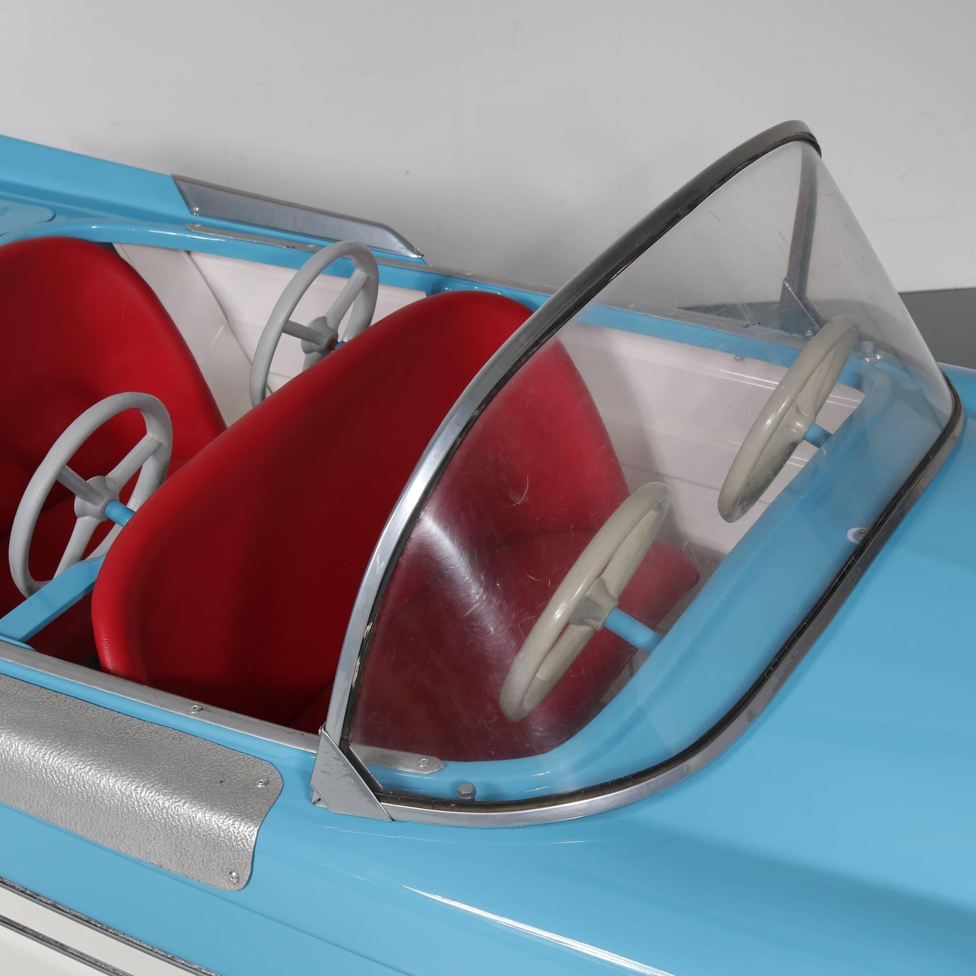Une voiture carrousel Dodge unique et très rare, conçue par Karel Baeyens, produite par l'Autopede à Gand, en Belgique, vers 1960.

Cette pièce accrocheuse a été magnifiquement rénovée selon ses normes d'origine. Il est fabriqué en métal, peint