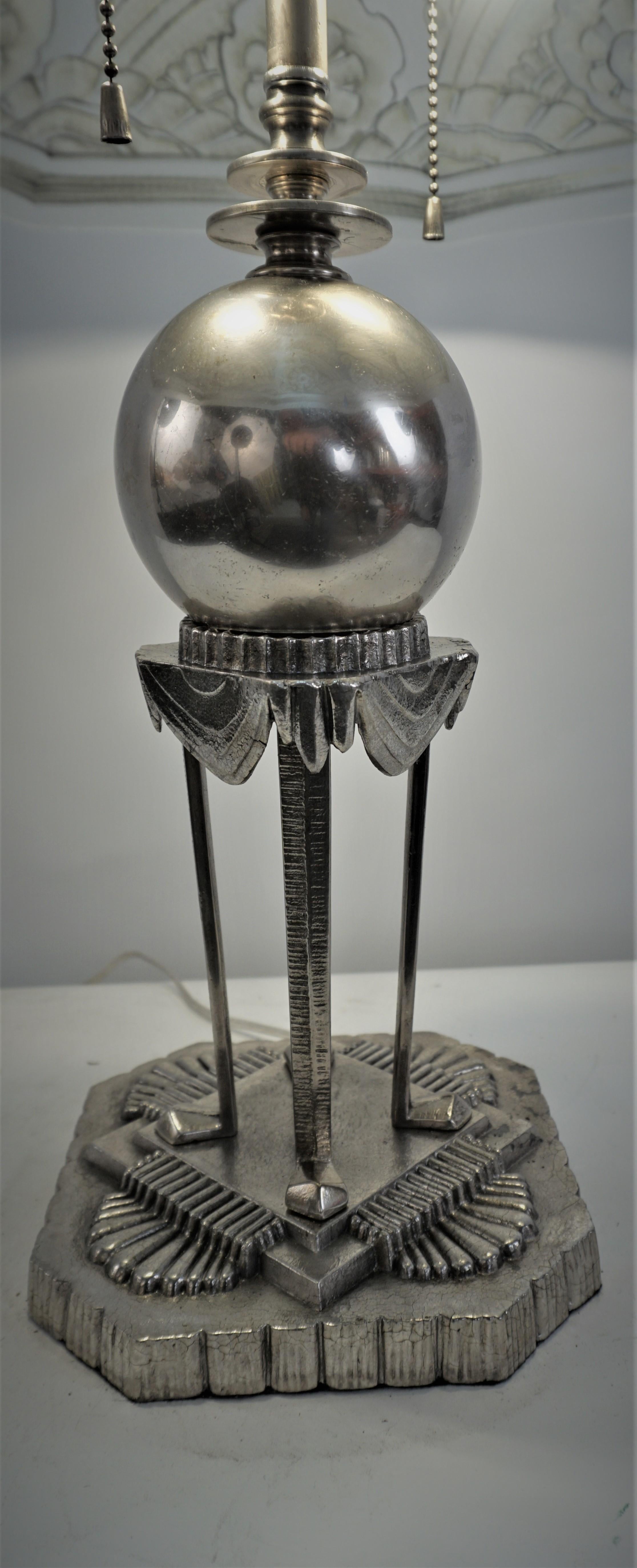 L'Autum 1930er Jahre Art Deco-Tischlampe aus bemaltem Glas, Art déco (Beschichtet) im Angebot