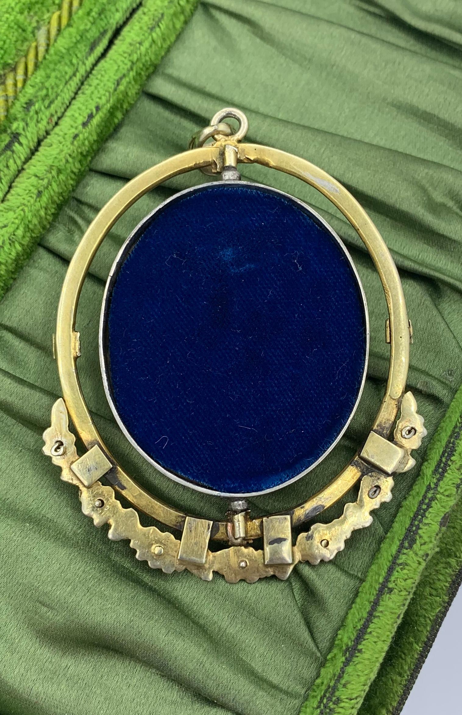 Collier pendentif en perles avec camée en lave et guirlande de fleurs de style victorien ancien de 3 pouces en vente 2