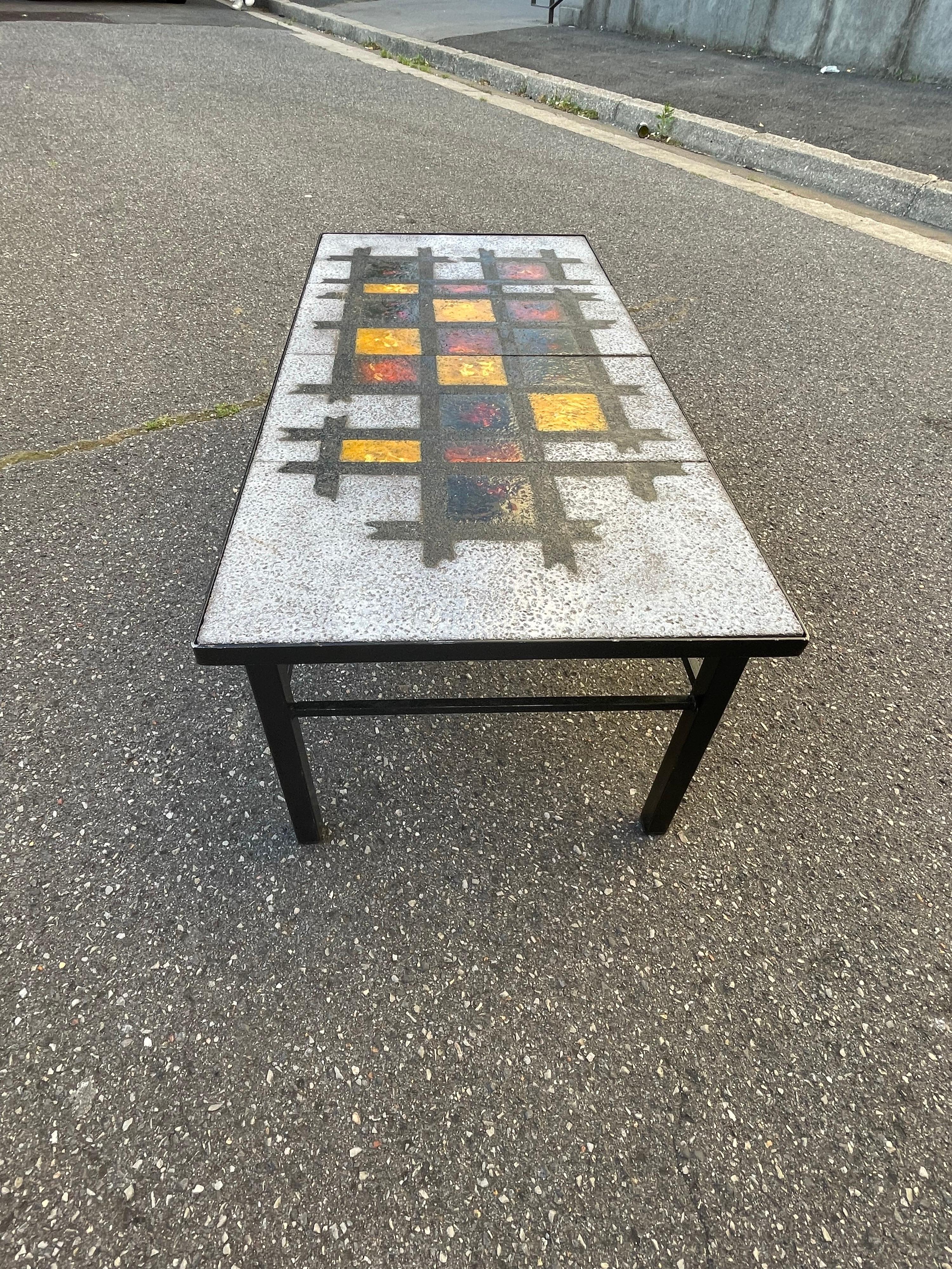 une table basse en lave.