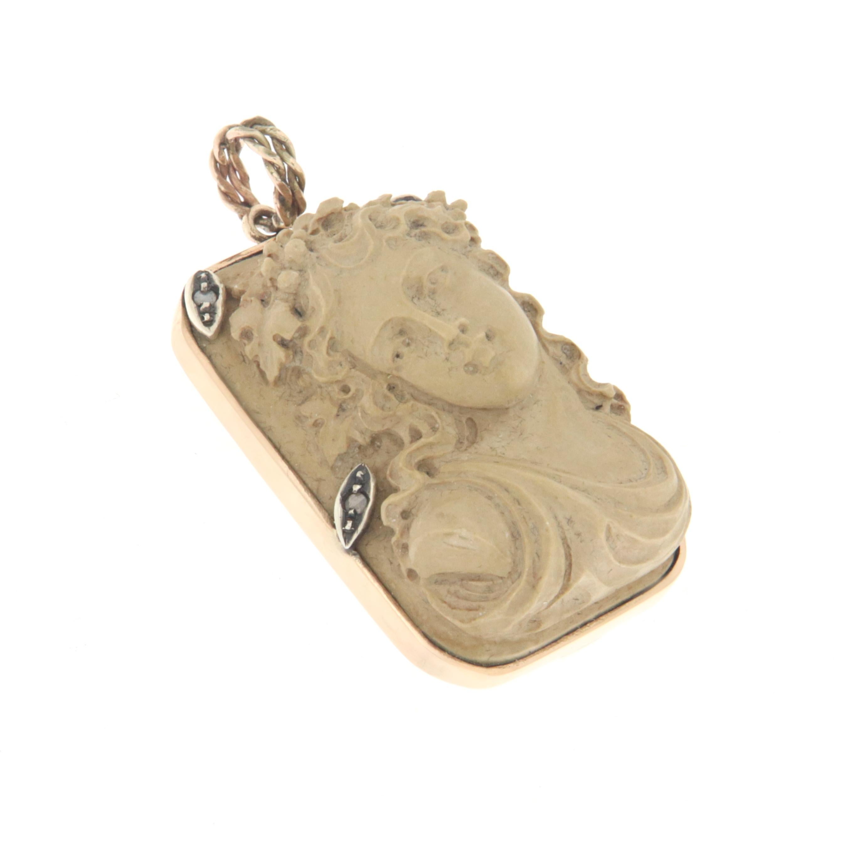 Artisan Collier pendentif en or jaune 9 carats avec diamants et pierre de lave en vente