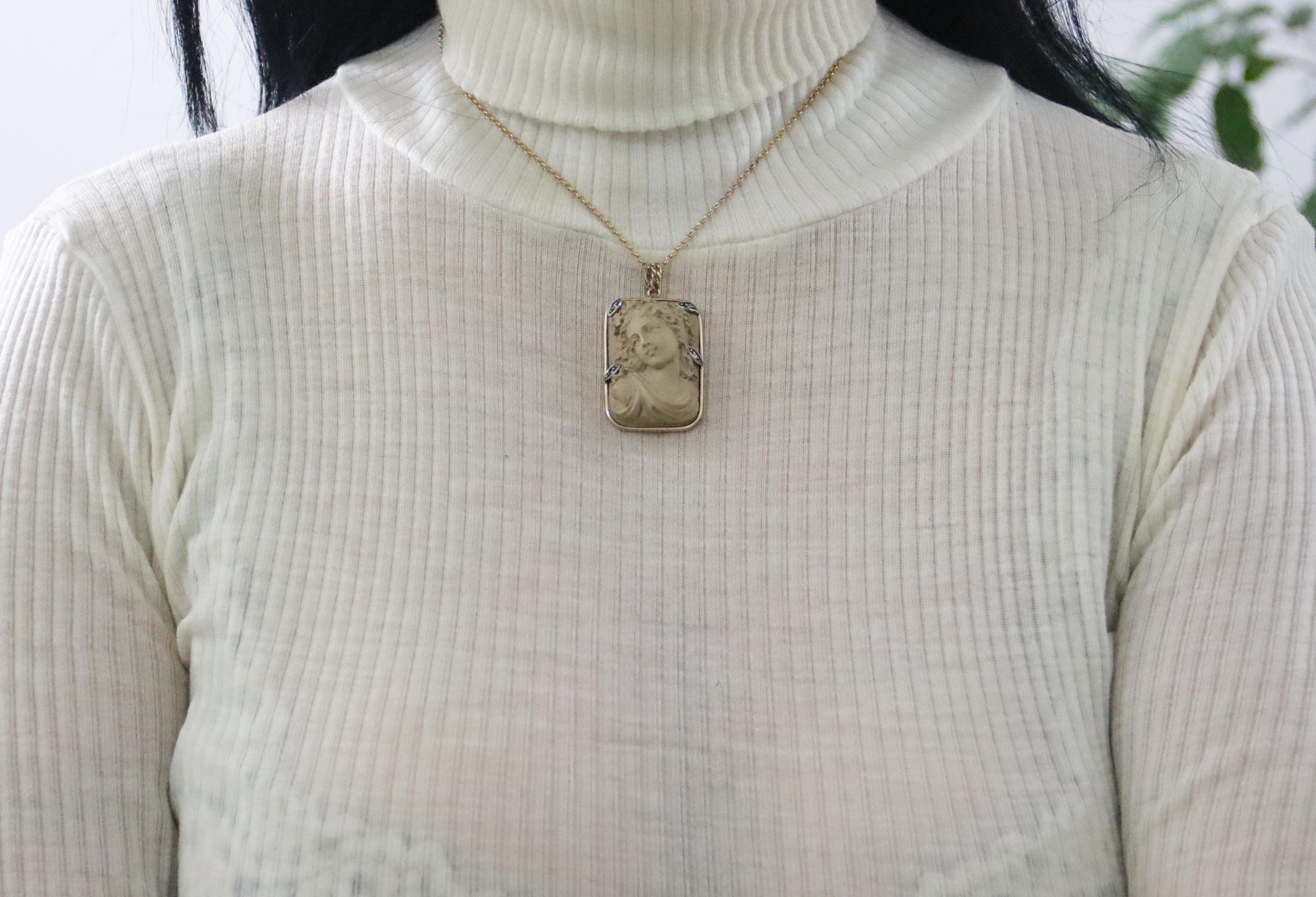 Collier pendentif en or jaune 9 carats avec diamants et pierre de lave en vente 1