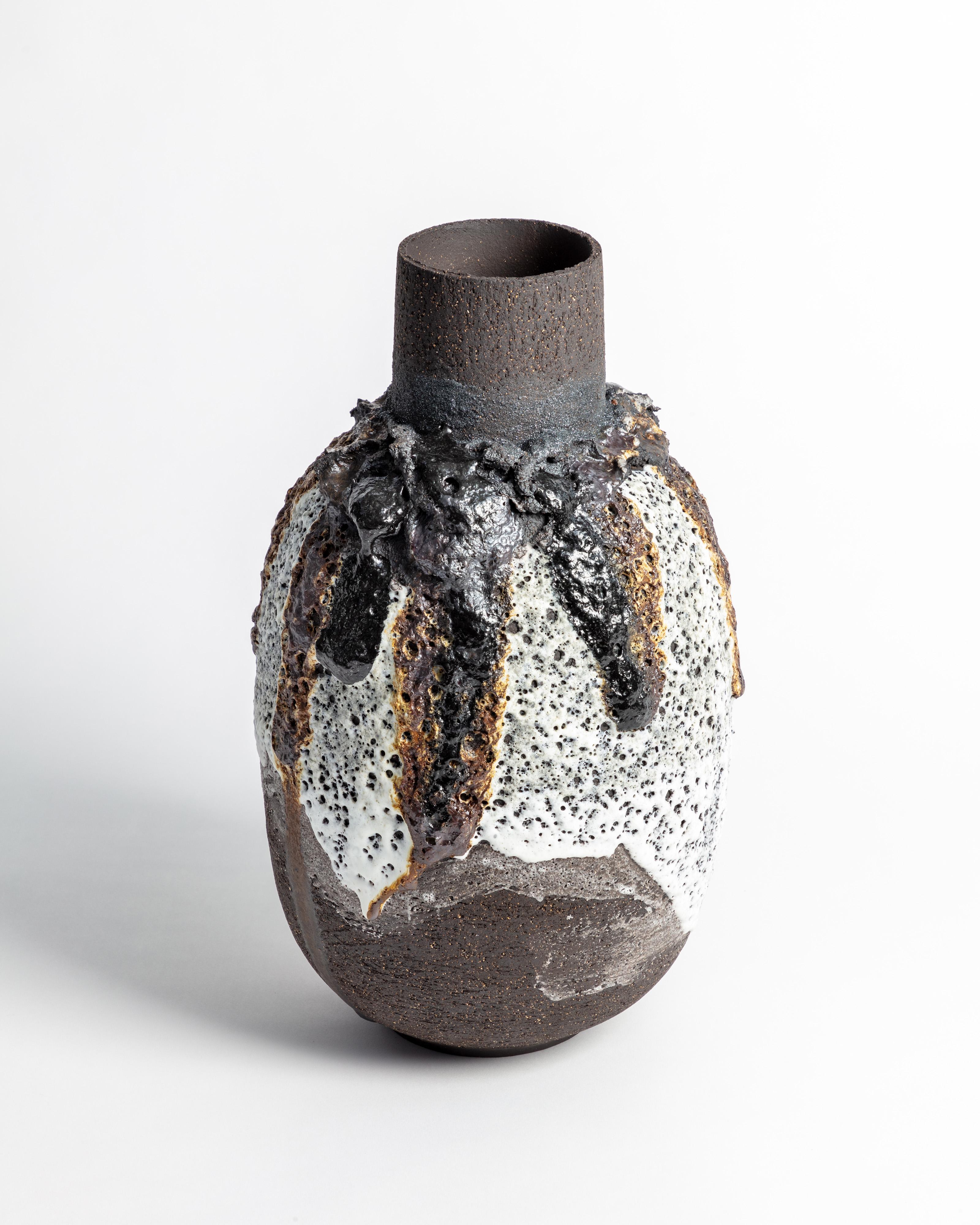 Organico moderno Vaso con smalto lavico in bianco e nero con pietra vulcanica e limatura di ferro in vendita