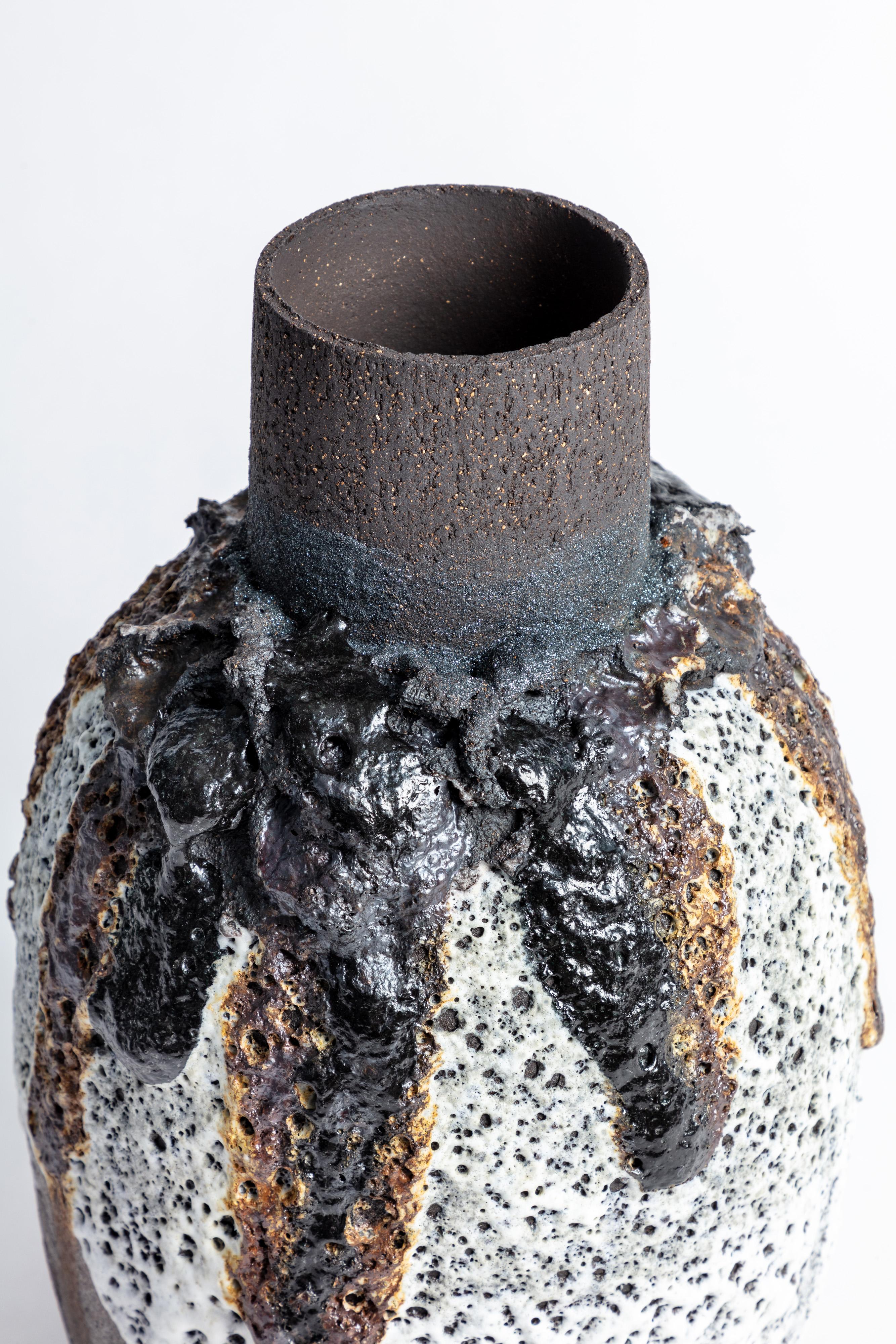 Britannico Vaso con smalto lavico in bianco e nero con pietra vulcanica e limatura di ferro in vendita