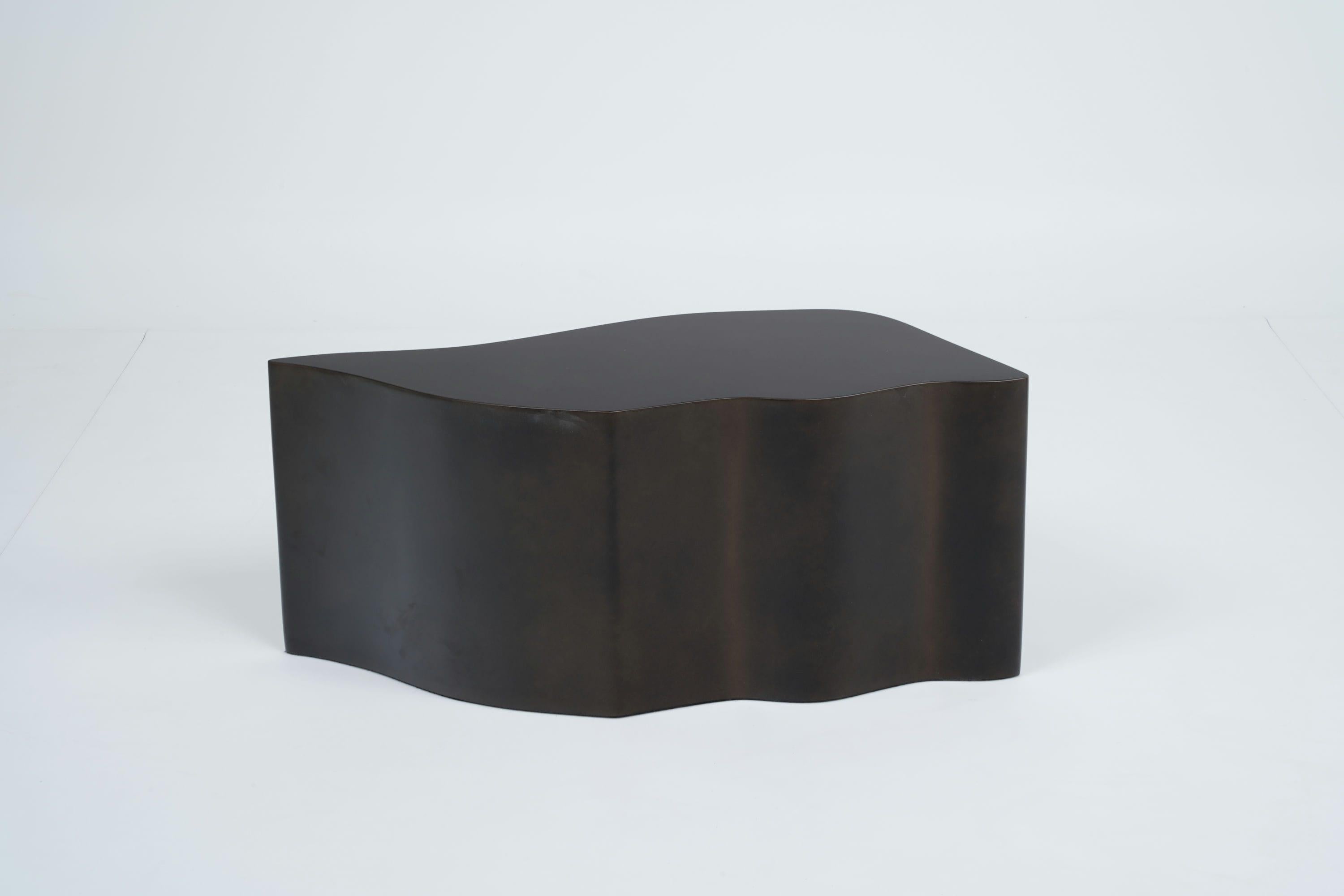 Lava Interlocking Coffee Table in Matte Black Lacquer with Brushed Brass Finish (Brutalismus)