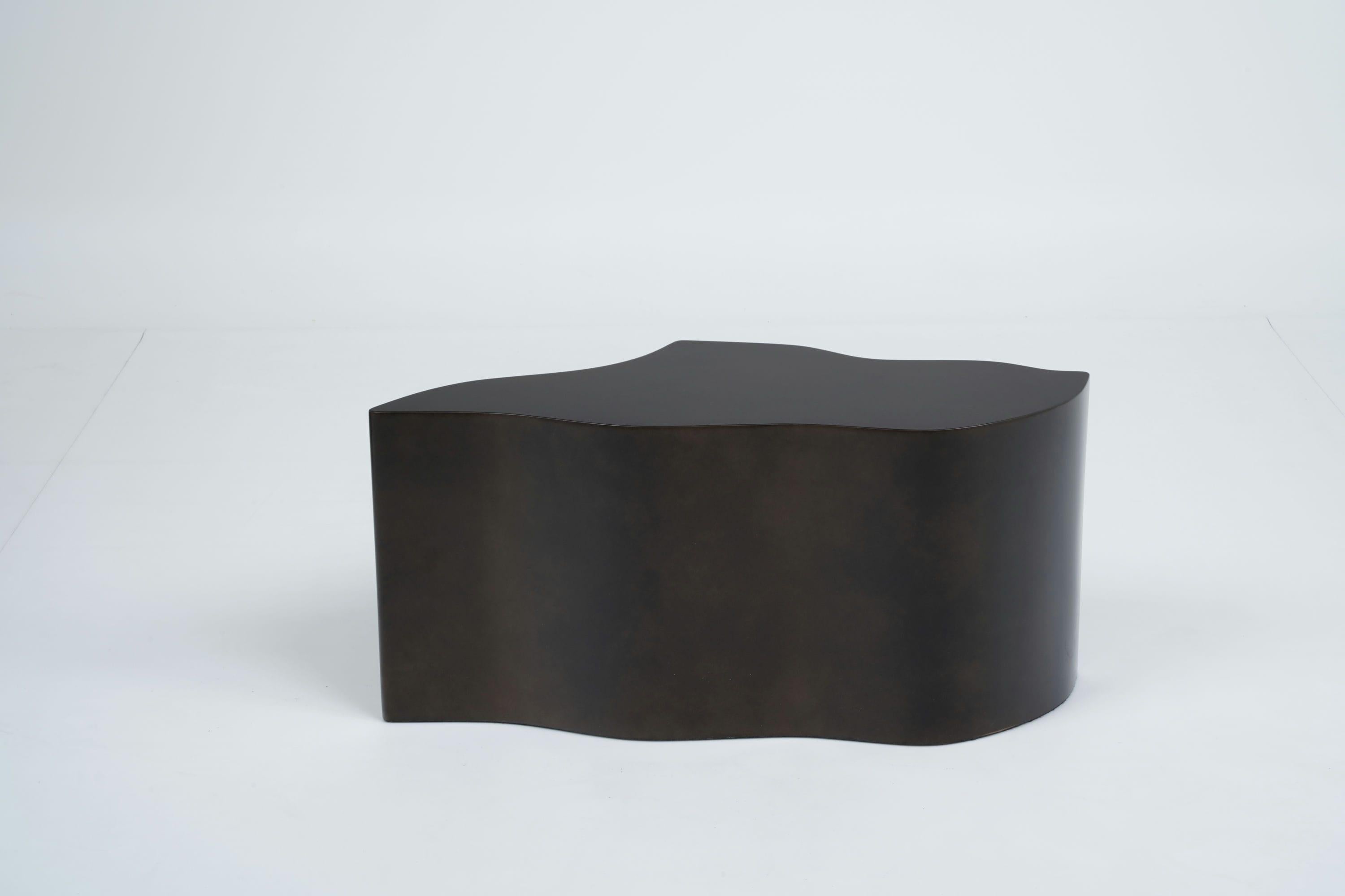 Lava Interlocking Coffee Table in Matte Black Lacquer with Brushed Brass Finish (Handgefertigt)