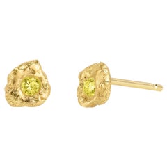 Orecchini a perno in oro 18k con diamante organico giallo ocra lavico