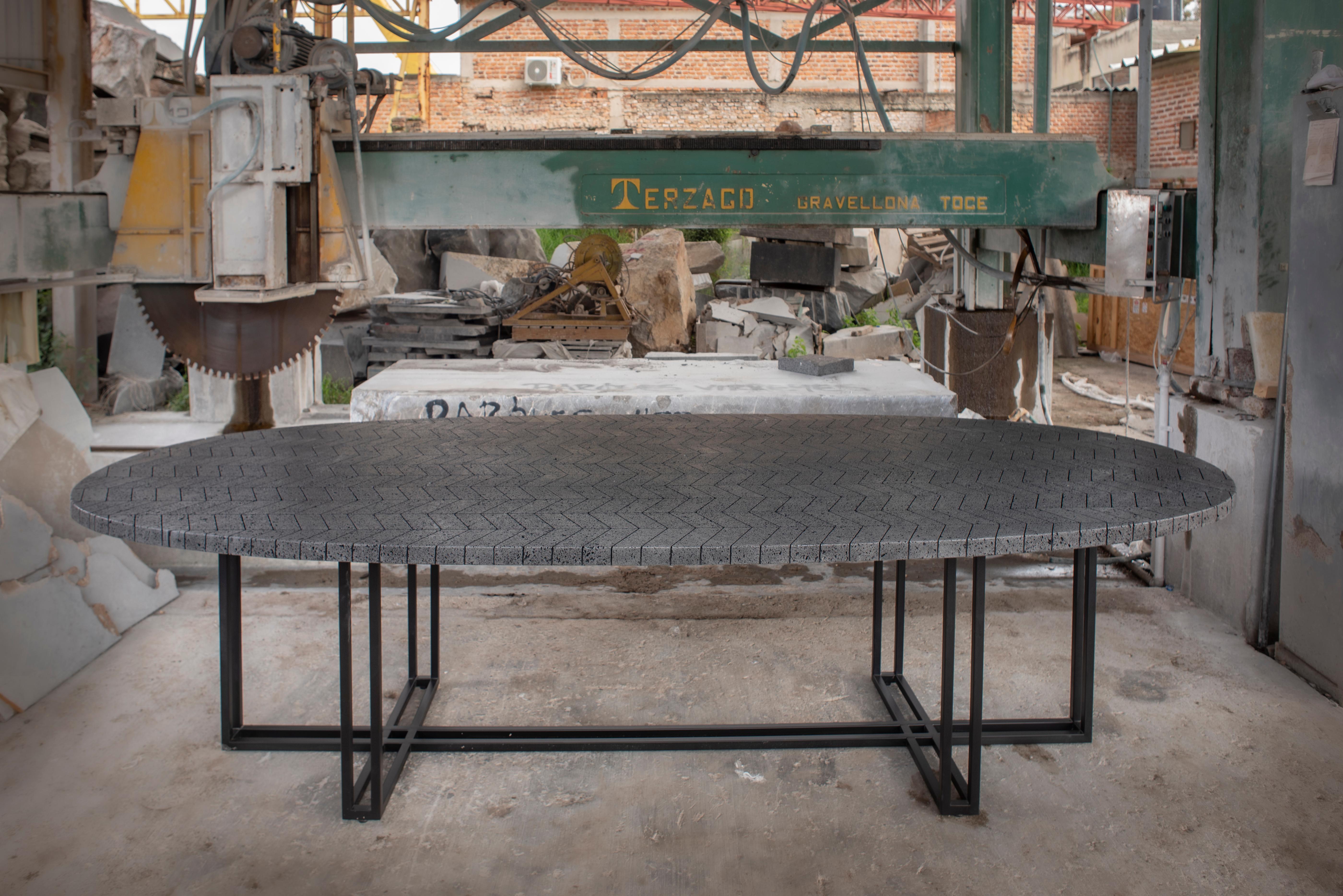 Minimaliste Table ovale LAVA, pierre volcanique et acier inoxydable 3.3M en vente