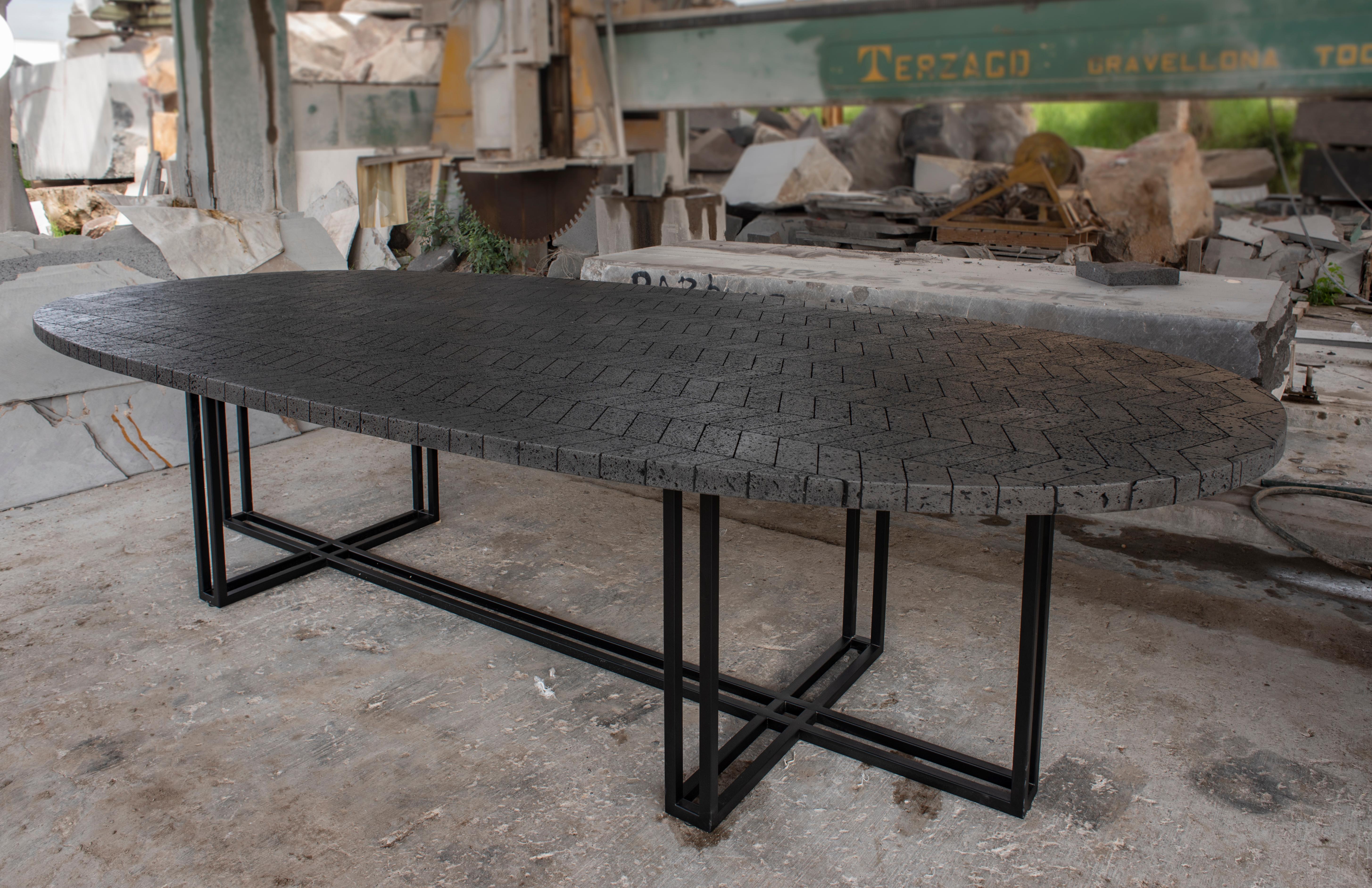 Mexicain Table ovale LAVA, pierre volcanique et acier inoxydable 3.3M en vente