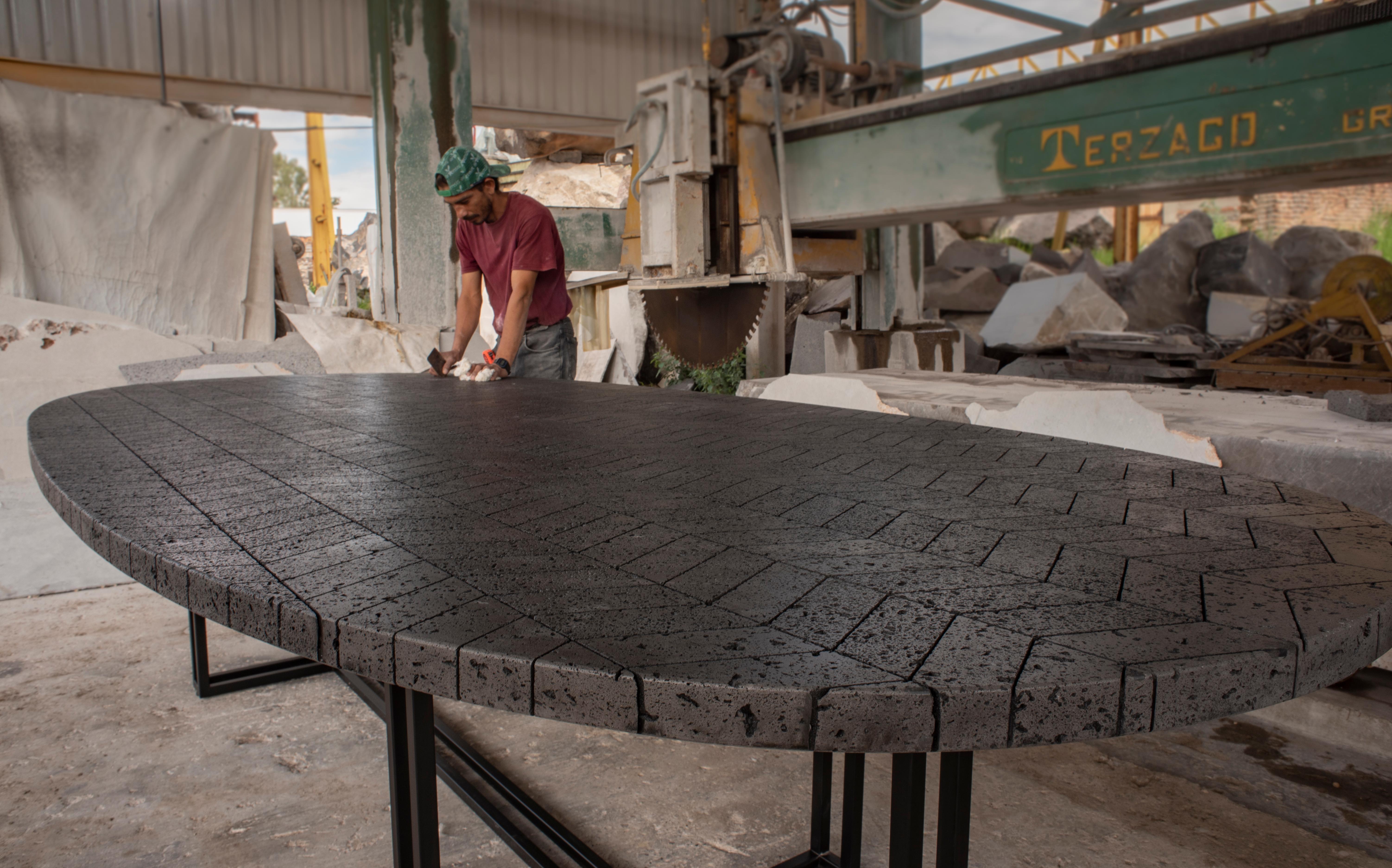Anodisé Table ovale LAVA, pierre volcanique et acier inoxydable 3.3M en vente