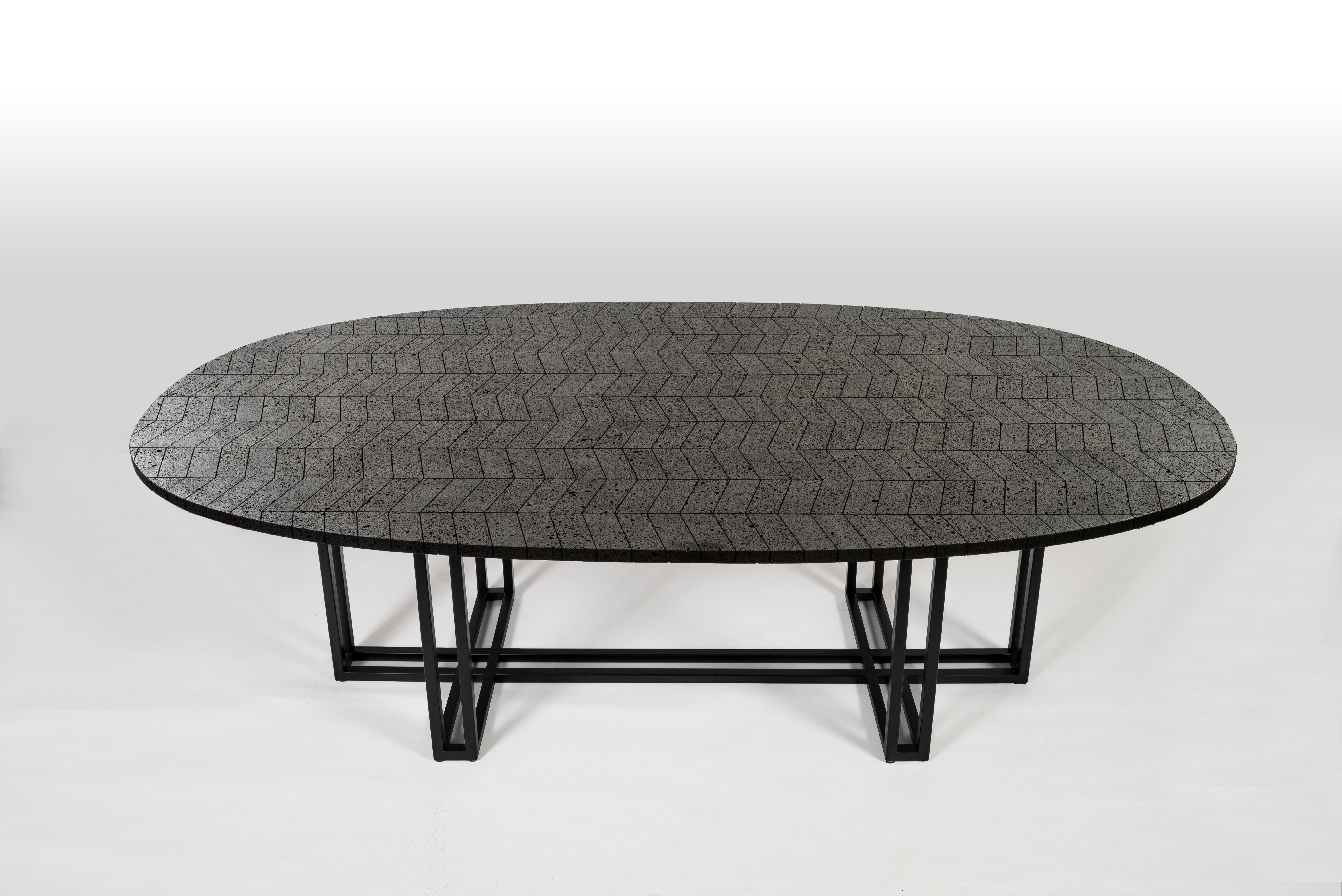 Minimaliste Table ovale Lava, pierre volcanique et acier inoxydable 2,4 m en vente