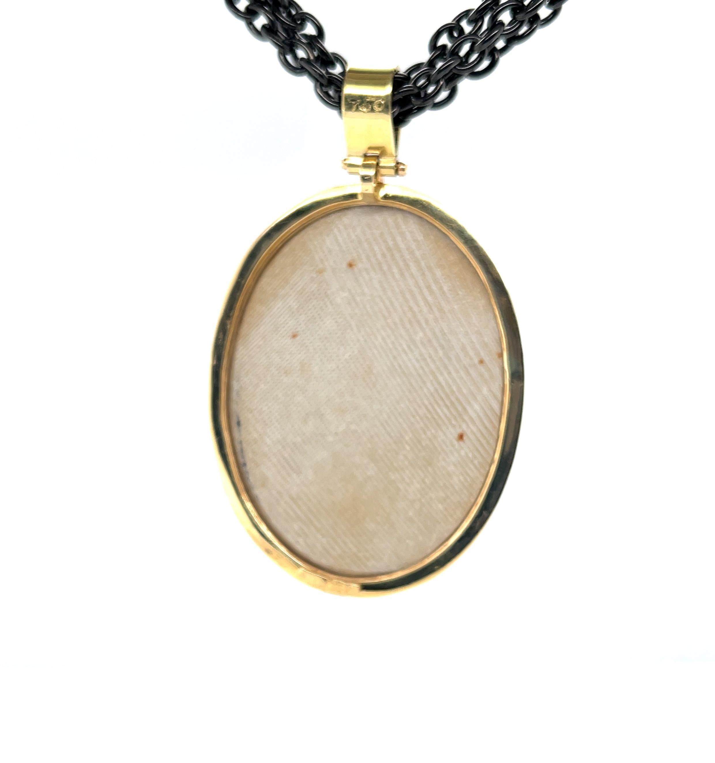 Colgante de oro de 18 quilates y camafeo de roca de lava con cadena triple de acero ennegrecido Artesano en venta