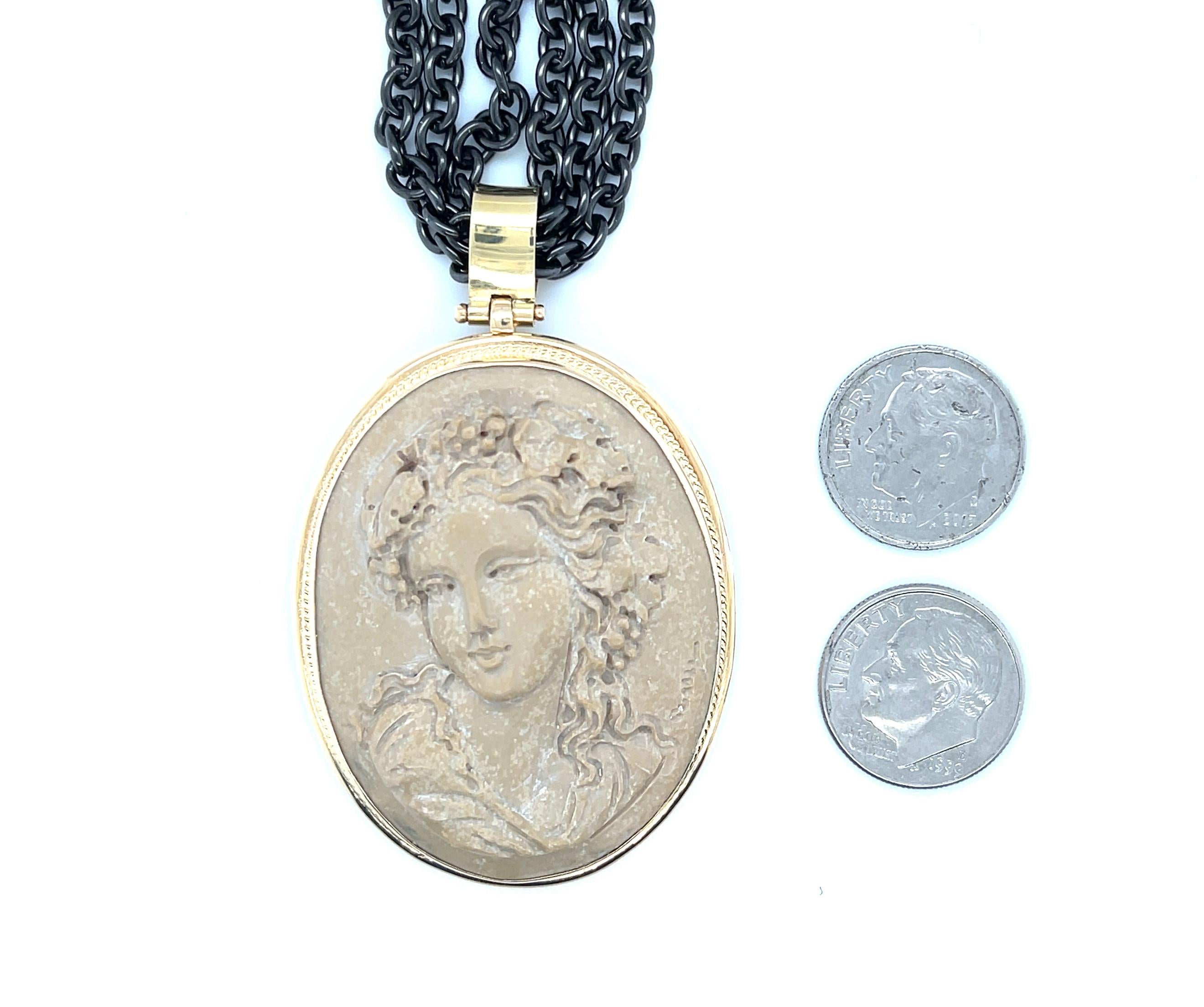 Colgante de oro de 18 quilates y camafeo de roca de lava con cadena triple de acero ennegrecido en Nuevo estado para la venta en Los Angeles, CA
