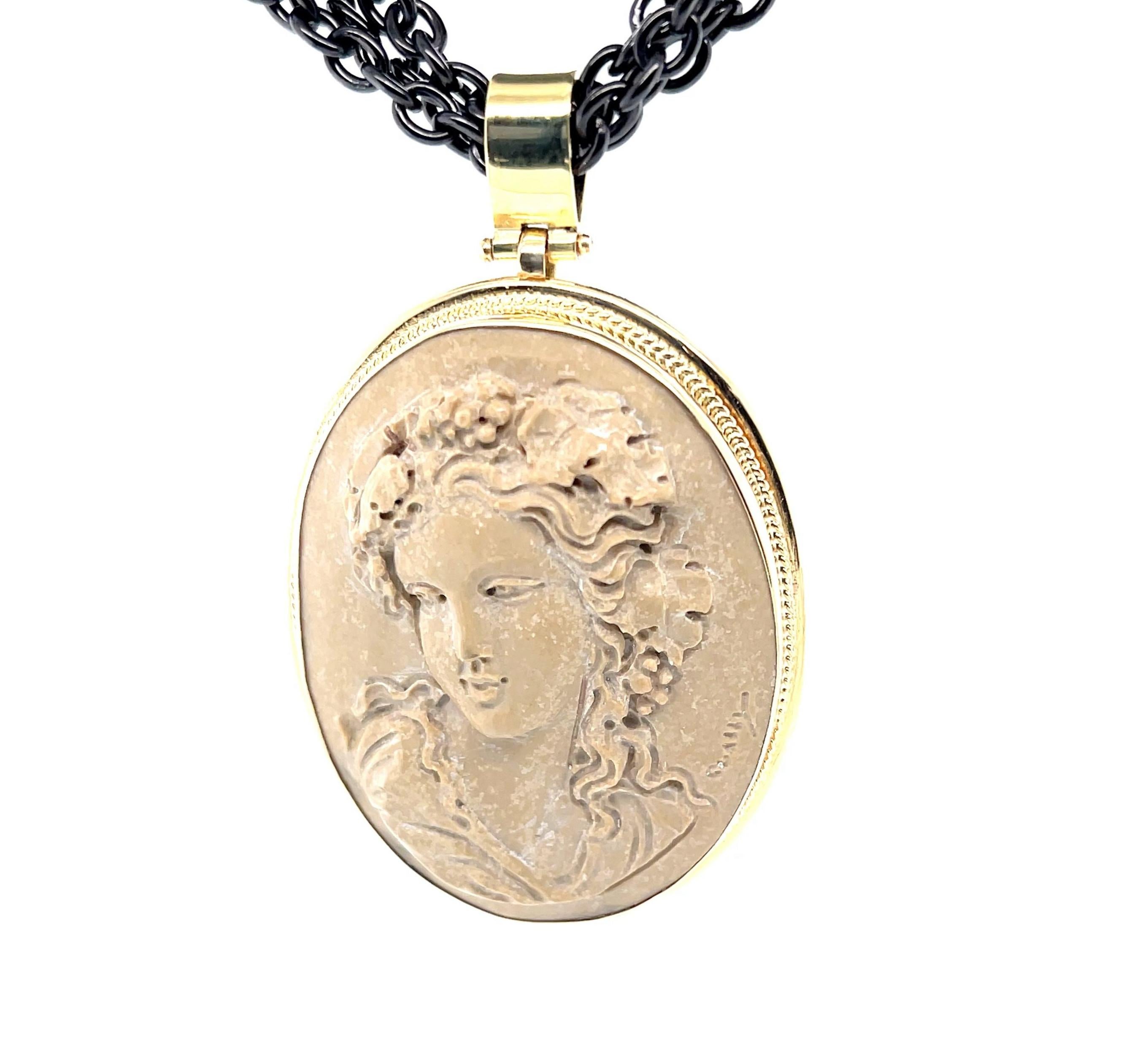 Colgante de oro de 18 quilates y camafeo de roca de lava con cadena triple de acero ennegrecido en venta 3