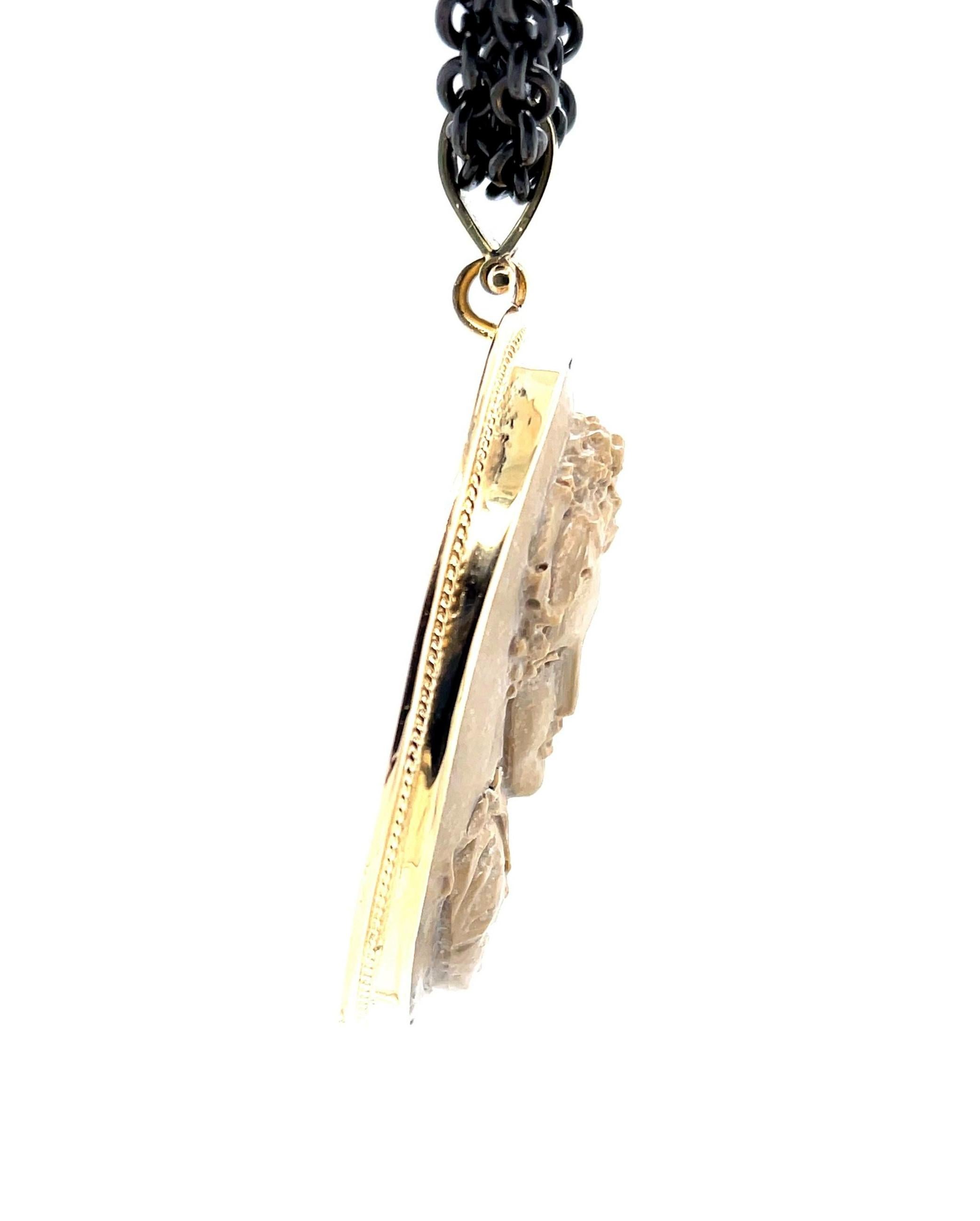 Colgante de oro de 18 quilates y camafeo de roca de lava con cadena triple de acero ennegrecido en venta 4
