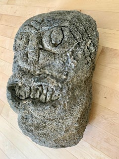 Lava-Felsen-Gesichtsskulptur