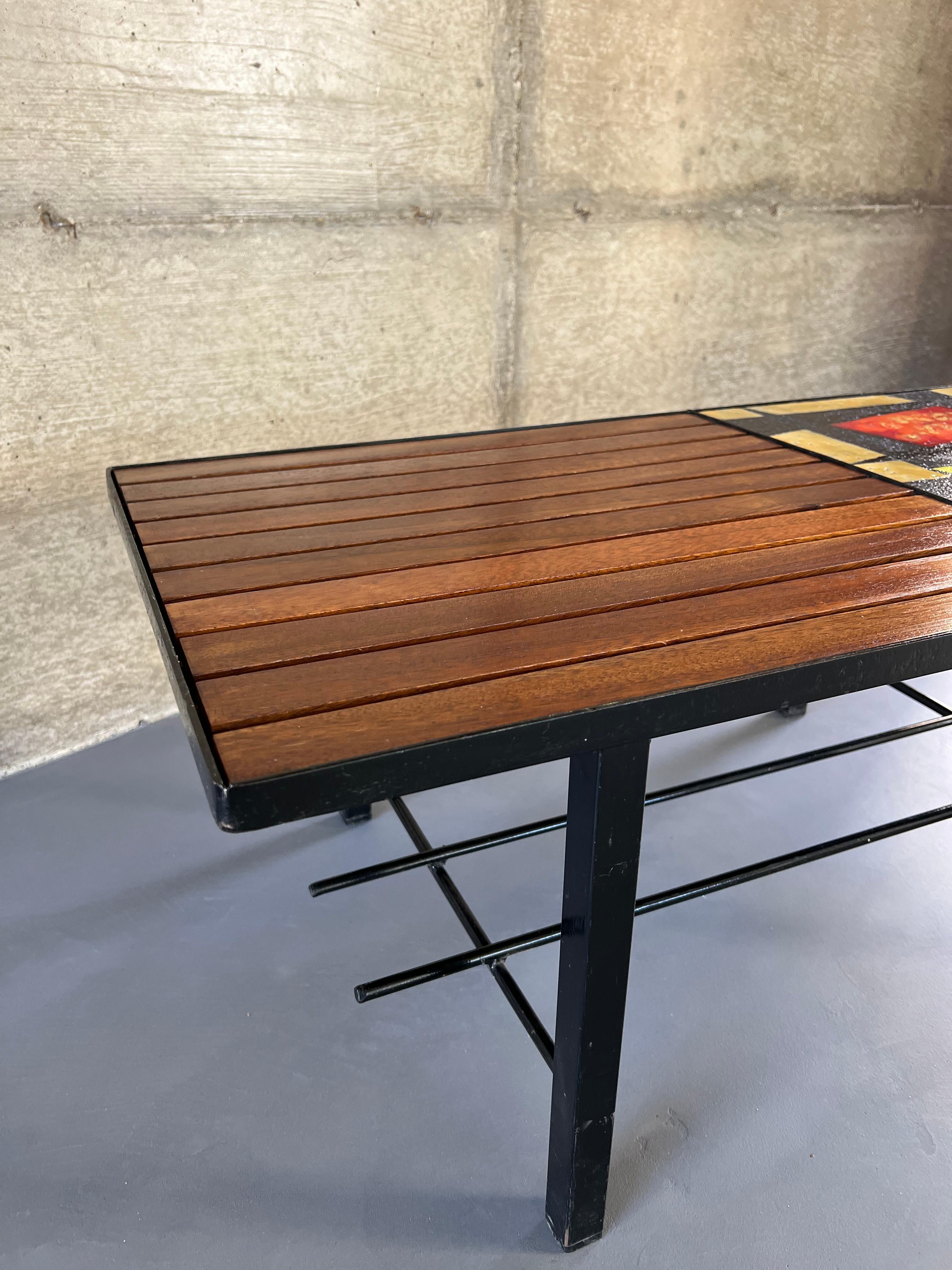 Table basse moderniste en roche de lave, teck et métal 3