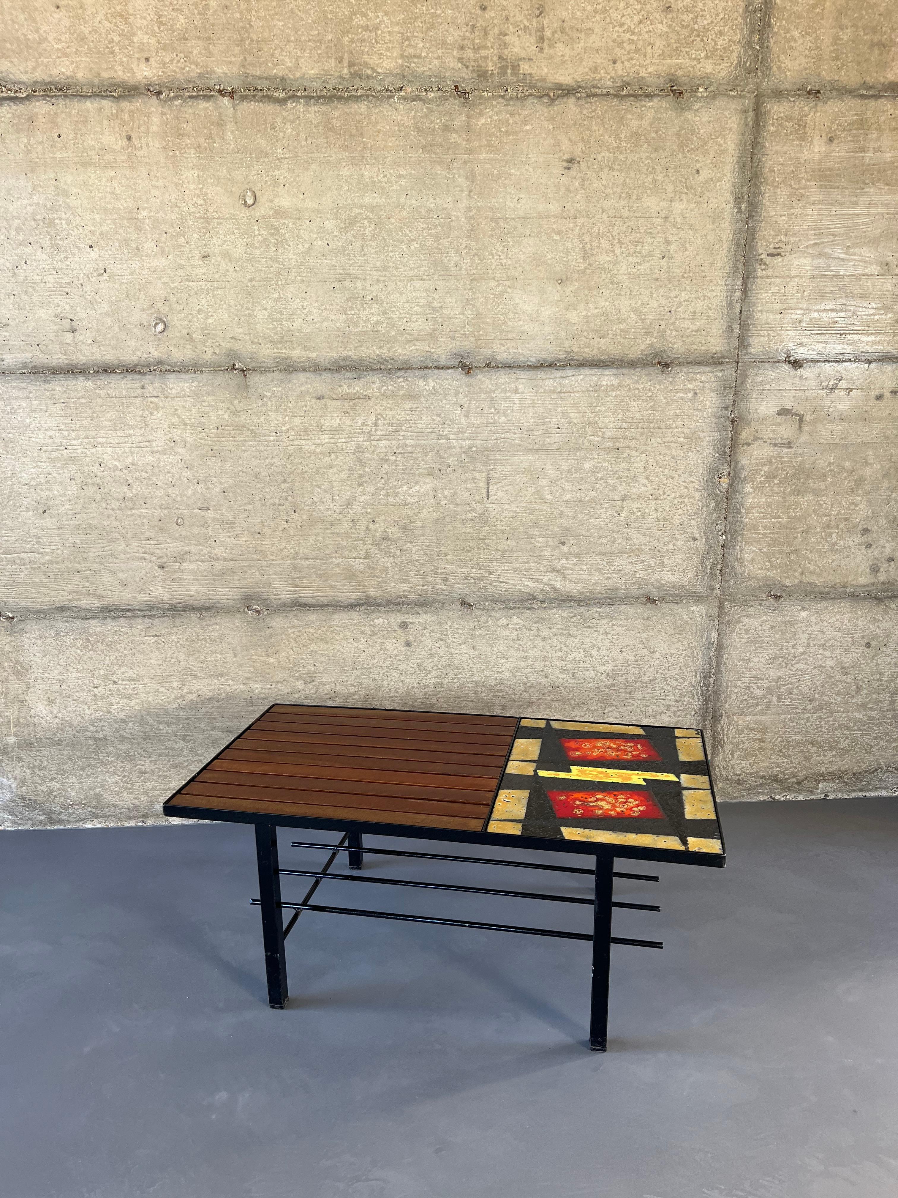 Modernist coffee table with cast iron structure and bi-material lava stone and teak slatted top. From the 50s and 60s, the table is in very good vintage condition and is adorned with a very pretty patina. It is signed by its creator: MJR.