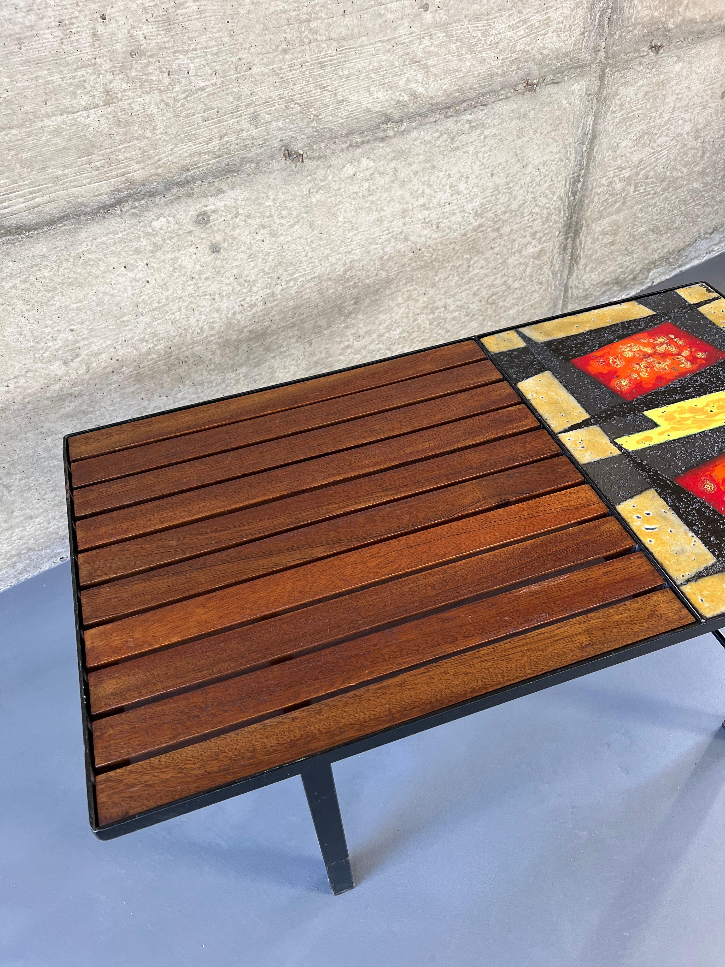 Milieu du XXe siècle Table basse moderniste en roche de lave, teck et métal